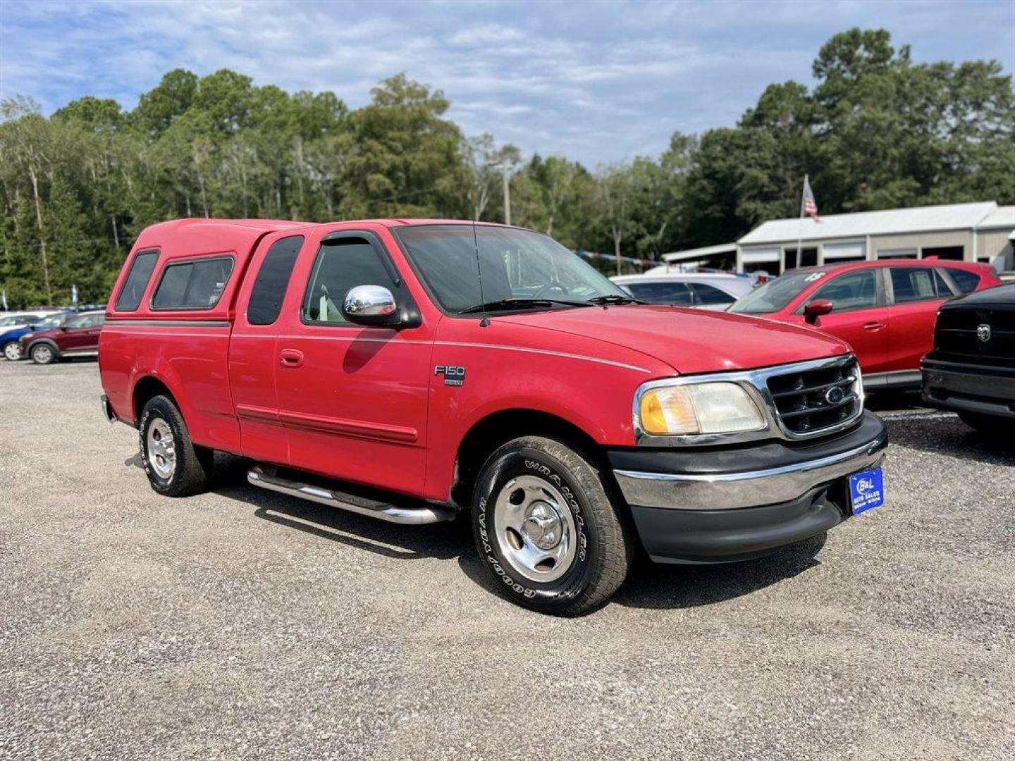 2000 Red /Grey Ford F150 (1FTRX17W0YN) with an 4.6l V8 EFI Sohc 4.6l engine, Automatic transmission, located at 745 East Steele Rd., West Columbia, SC, 29170, (803) 755-9148, 33.927212, -81.148483 - Special Internet Price! 2000 Ford F150 XLT with Electronic AM/FM stereo radio, Cruise control, Cloth interior, Powered door locks, Powered windows, Seats up to 6, Truck bed cap, Plus more! - Photo#3