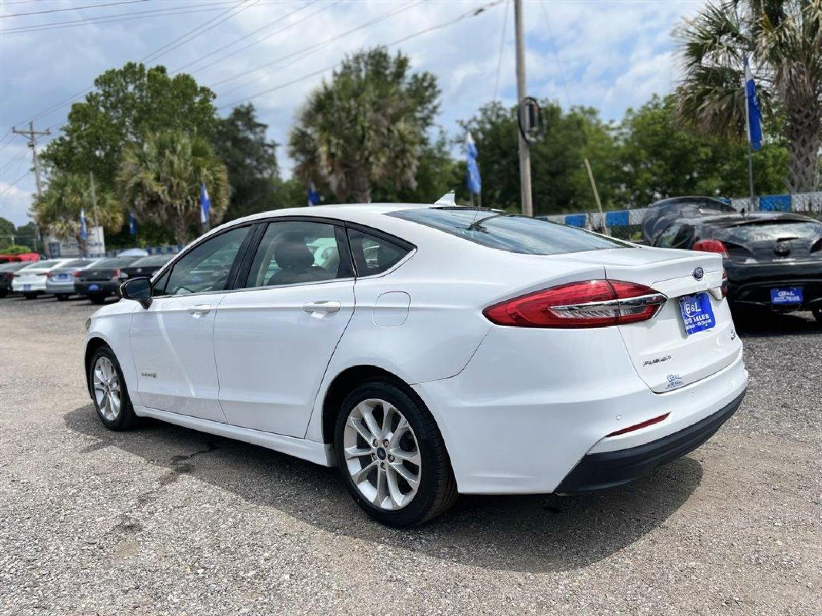 2019 White /Black Ford Fusion SE (3FA6P0LU3KR) with an 2.0l I-4 Smpi Dohc Hybrid engine, Automatic transmission, located at 745 East Steele Rd., West Columbia, SC, 29170, (803) 755-9148, 33.927212, -81.148483 - Special Internet Price! 2019 Ford Fusion SE Hybrid with Bluetooth, Backup Camera, Navigation,Radio w/Seek-Scan, Cruise Control, Cloth Front Bucket Seats, Integrated Navigation System, Remote Keyless Entry, Hybrid Electric Motor, Rear Parking Sensors, Collision Mitigation-Front, Driver Monitoring-Ale - Photo #1