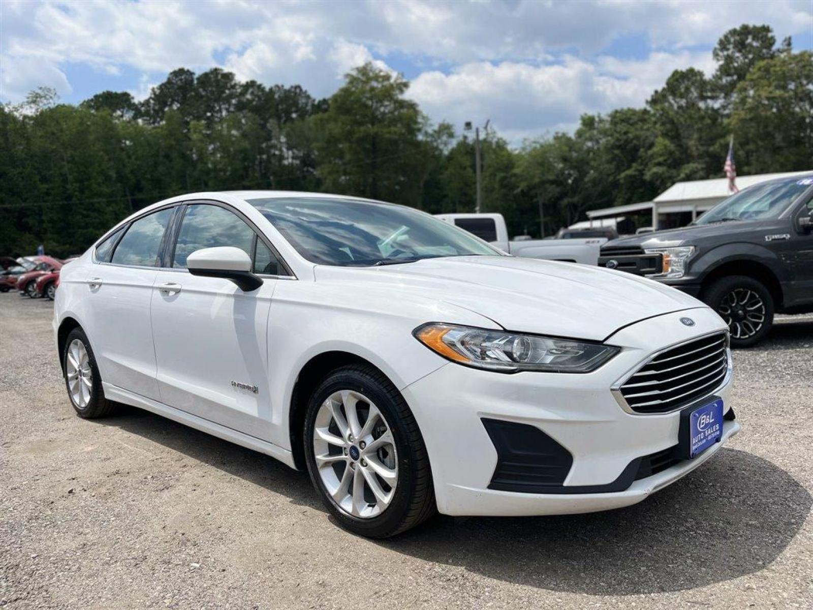 2019 White /Black Ford Fusion SE (3FA6P0LU3KR) with an 2.0l I-4 Smpi Dohc Hybrid engine, Automatic transmission, located at 745 East Steele Rd., West Columbia, SC, 29170, (803) 755-9148, 33.927212, -81.148483 - Special Internet Price! 2019 Ford Fusion SE Hybrid with Bluetooth, Backup Camera, Navigation,Radio w/Seek-Scan, Cruise Control, Cloth Front Bucket Seats, Integrated Navigation System, Remote Keyless Entry, Hybrid Electric Motor, Rear Parking Sensors, Collision Mitigation-Front, Driver Monitoring-Ale - Photo #3