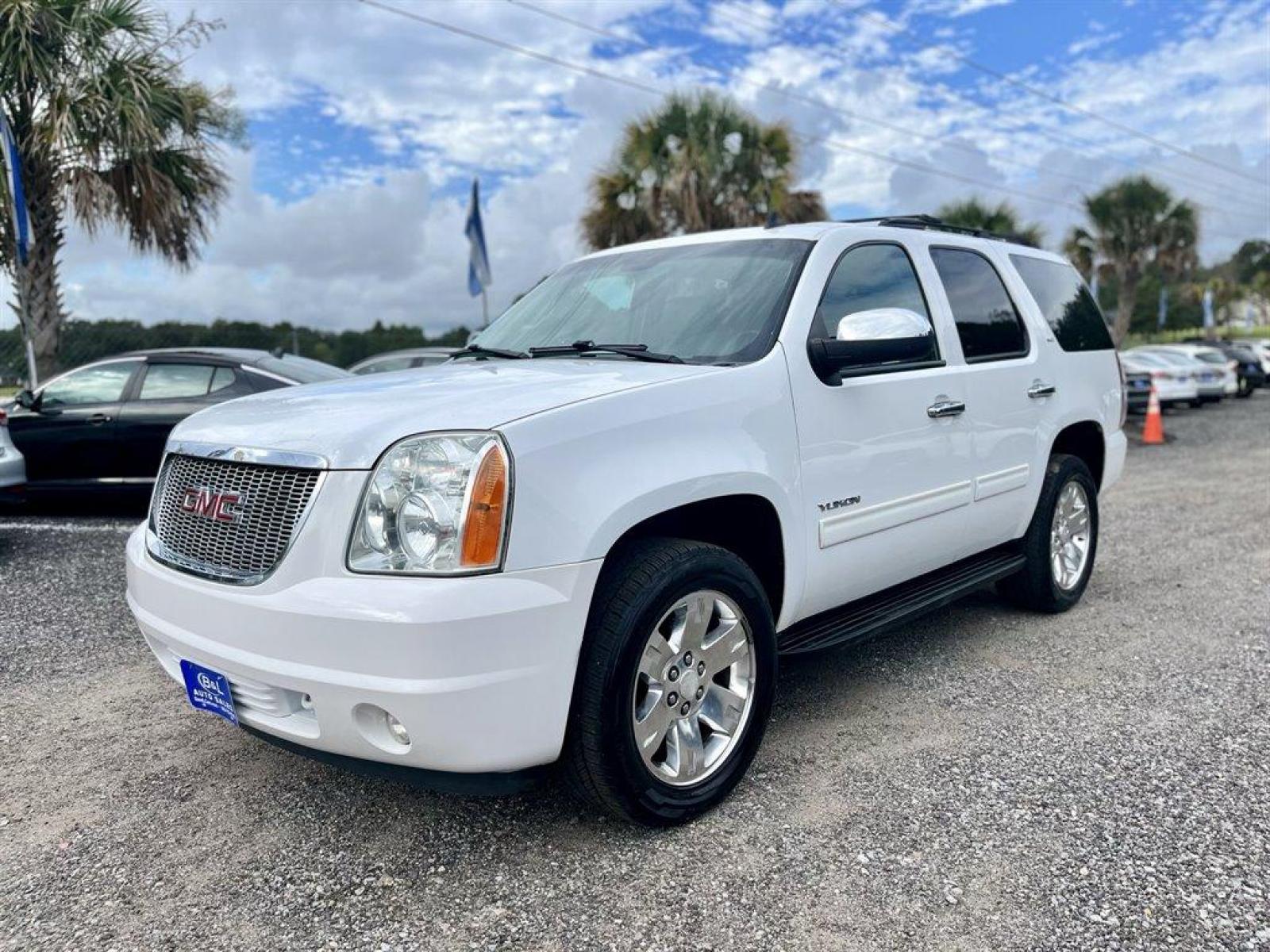 2013 White /Black GMC Yukon (1GKS2CE08DR) with an 5.3l V8 SFI Flex 5.3l engine, Automatic transmission, located at 745 East Steele Rd., West Columbia, SC, 29170, (803) 755-9148, 33.927212, -81.148483 - Special Internet Price! 2013 GMC Yukon SLT with AM/FM stereo, Bose Sound System, Aux port, Sunroof, Backup Camera, Cruise control, Black leather interior, Air conditioning, Front bucket seats, Third row 50/50 split-bench, Front powered seats, Plus more! - Photo #0