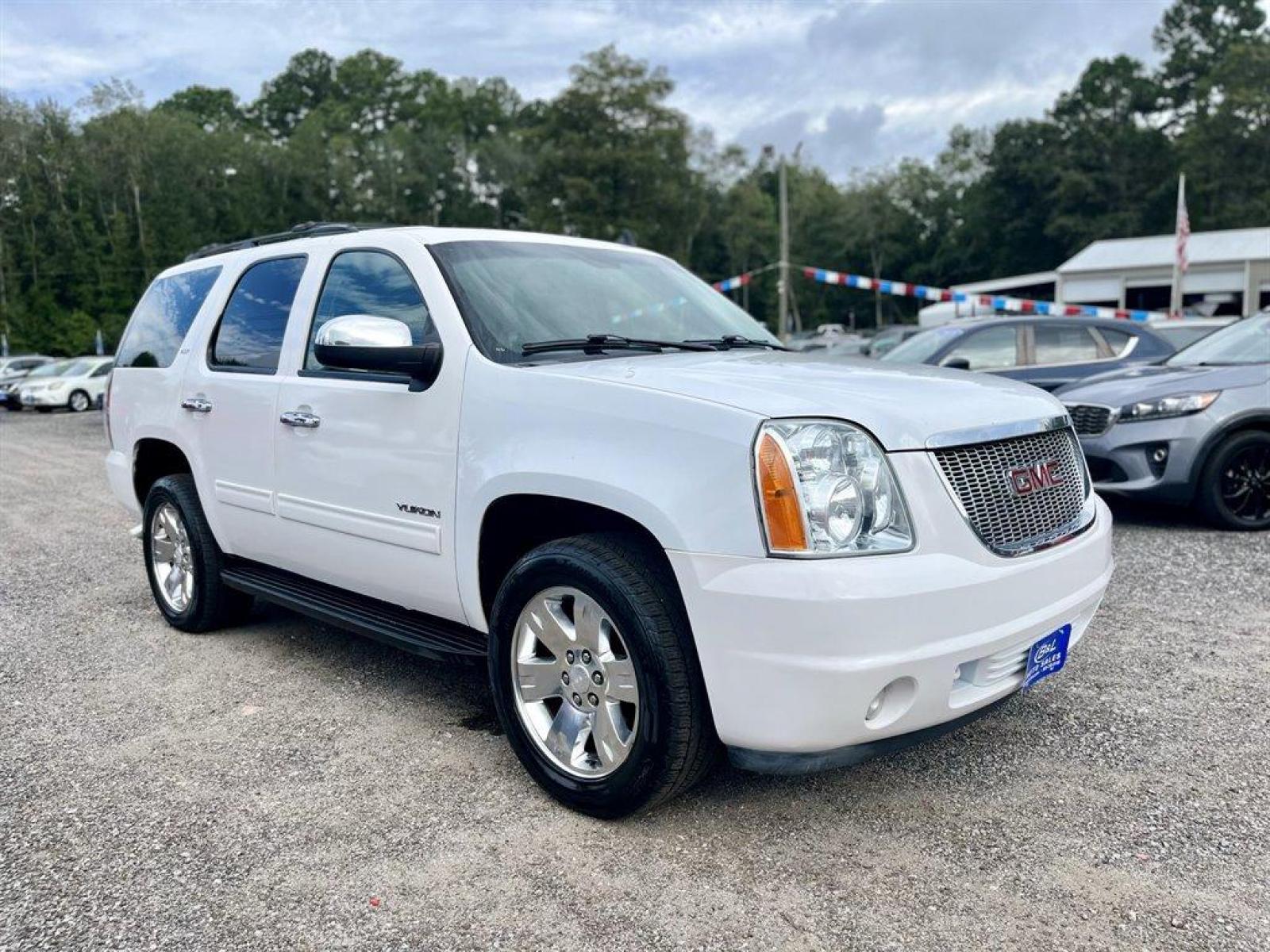 2013 White /Black GMC Yukon (1GKS2CE08DR) with an 5.3l V8 SFI Flex 5.3l engine, Automatic transmission, located at 745 East Steele Rd., West Columbia, SC, 29170, (803) 755-9148, 33.927212, -81.148483 - Special Internet Price! 2013 GMC Yukon SLT with AM/FM stereo, Bose Sound System, Aux port, Sunroof, Backup Camera, Cruise control, Black leather interior, Air conditioning, Front bucket seats, Third row 50/50 split-bench, Front powered seats, Plus more! - Photo #1