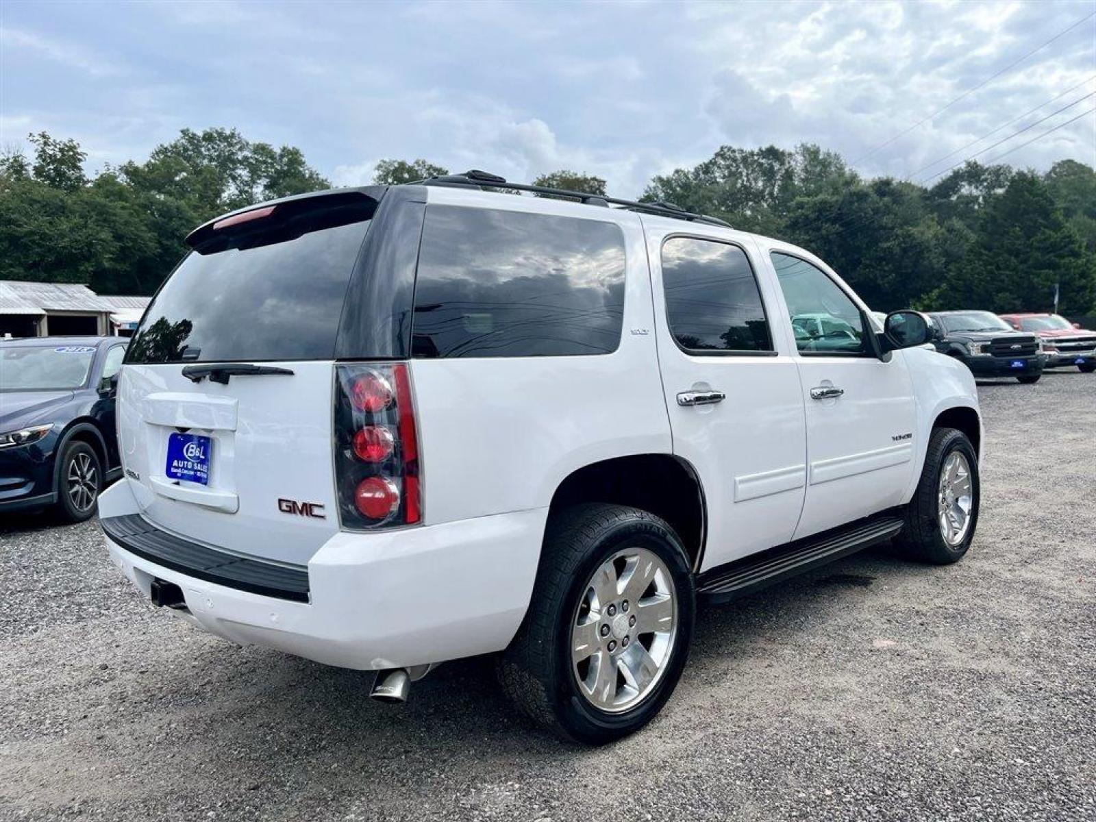 2013 White /Black GMC Yukon (1GKS2CE08DR) with an 5.3l V8 SFI Flex 5.3l engine, Automatic transmission, located at 745 East Steele Rd., West Columbia, SC, 29170, (803) 755-9148, 33.927212, -81.148483 - Special Internet Price! 2013 GMC Yukon SLT with AM/FM stereo, Bose Sound System, Aux port, Sunroof, Backup Camera, Cruise control, Black leather interior, Air conditioning, Front bucket seats, Third row 50/50 split-bench, Front powered seats, Plus more! - Photo #2