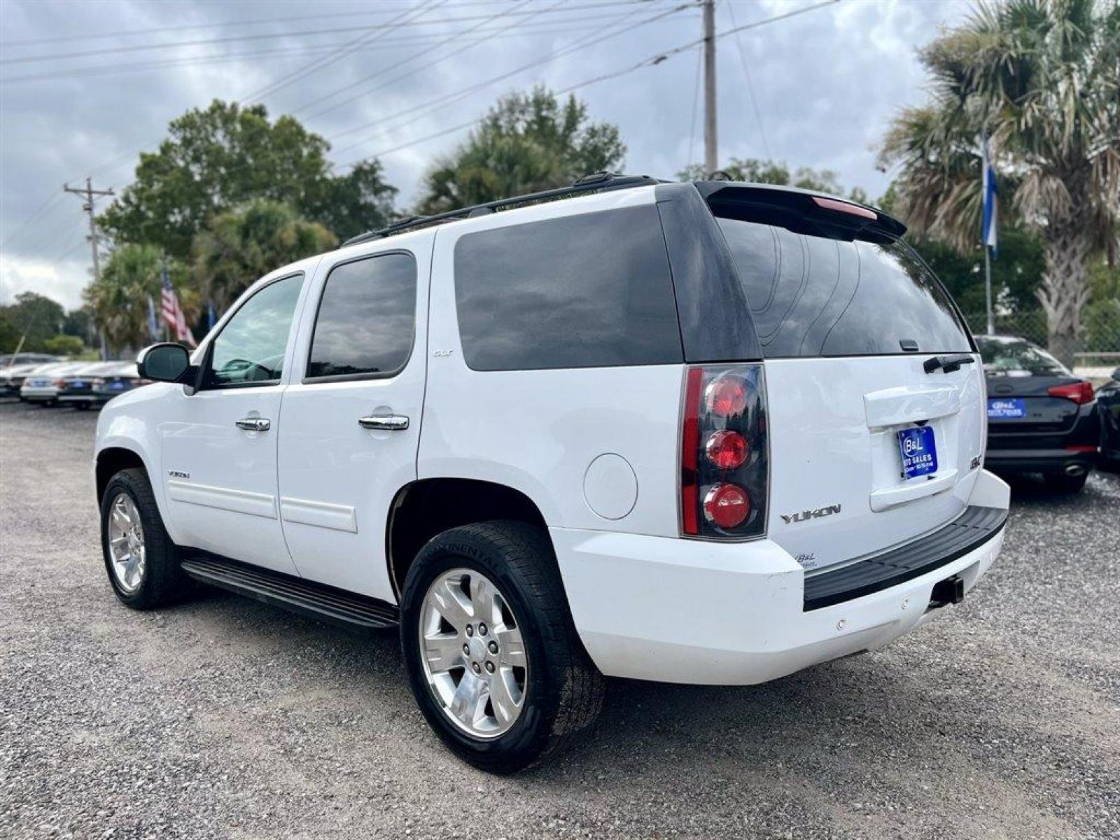 2013 White /Black GMC Yukon (1GKS2CE08DR) with an 5.3l V8 SFI Flex 5.3l engine, Automatic transmission, located at 745 East Steele Rd., West Columbia, SC, 29170, (803) 755-9148, 33.927212, -81.148483 - Special Internet Price! 2013 GMC Yukon SLT with AM/FM stereo, Bose Sound System, Aux port, Sunroof, Backup Camera, Cruise control, Black leather interior, Air conditioning, Front bucket seats, Third row 50/50 split-bench, Front powered seats, Plus more! - Photo #3