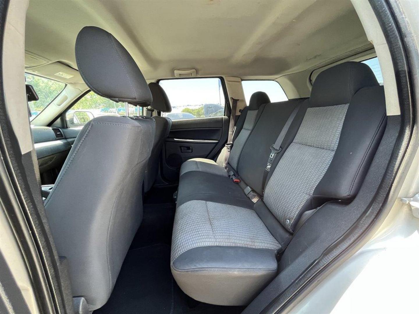 2008 Silver /Grey Jeep Grand Cherokee Laredo 4WD (1J8GR48K68C) with an 3.7l V6 MPI 3.7l engine, Automatic transmission, located at 745 East Steele Rd., West Columbia, SC, 29170, (803) 755-9148, 33.927212, -81.148483 - Special Internet Price**CASH CAR** AS IS**AS IS**AS IS** - 2008 JEEP GRAND CHEROKEE - POWER SEATS, BLUETOOTH, **TRANSFER CASE JUST REPLACED, TRANSMISSION HAS LATE SHIFT BETWEEN 3 and 4. ALL OTHER SHIFTING OKAY. WOULD BE IDEL FOR AROUND TOWN DRIVING.......... - Photo#19