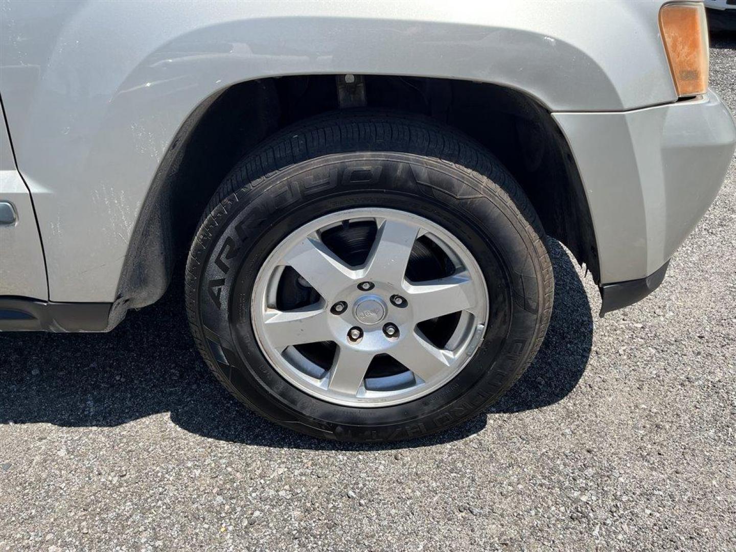 2008 Silver /Grey Jeep Grand Cherokee Laredo 4WD (1J8GR48K68C) with an 3.7l V6 MPI 3.7l engine, Automatic transmission, located at 745 East Steele Rd., West Columbia, SC, 29170, (803) 755-9148, 33.927212, -81.148483 - Special Internet Price**CASH CAR** AS IS**AS IS**AS IS** - 2008 JEEP GRAND CHEROKEE - POWER SEATS, BLUETOOTH, **TRANSFER CASE JUST REPLACED, TRANSMISSION HAS LATE SHIFT BETWEEN 3 and 4. ALL OTHER SHIFTING OKAY. WOULD BE IDEL FOR AROUND TOWN DRIVING.......... - Photo#27