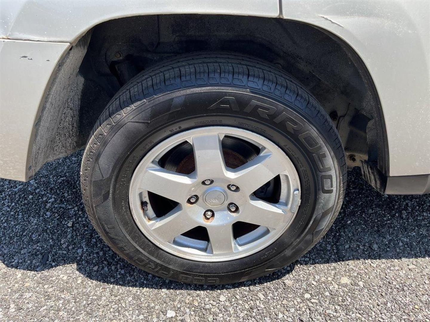 2008 Silver /Grey Jeep Grand Cherokee Laredo 4WD (1J8GR48K68C) with an 3.7l V6 MPI 3.7l engine, Automatic transmission, located at 745 East Steele Rd., West Columbia, SC, 29170, (803) 755-9148, 33.927212, -81.148483 - Special Internet Price**CASH CAR** AS IS**AS IS**AS IS** - 2008 JEEP GRAND CHEROKEE - POWER SEATS, BLUETOOTH, **TRANSFER CASE JUST REPLACED, TRANSMISSION HAS LATE SHIFT BETWEEN 3 and 4. ALL OTHER SHIFTING OKAY. WOULD BE IDEL FOR AROUND TOWN DRIVING.......... - Photo#28