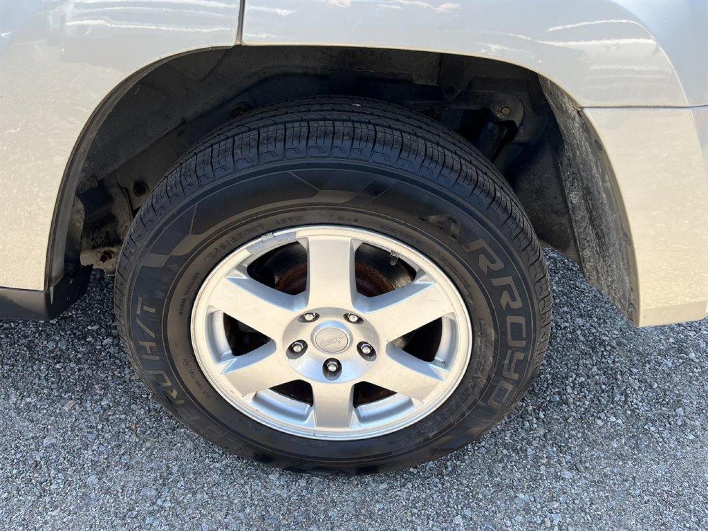 2008 Silver /Grey Jeep Grand Cherokee Laredo 4WD (1J8GR48K68C) with an 3.7l V6 MPI 3.7l engine, Automatic transmission, located at 745 East Steele Rd., West Columbia, SC, 29170, (803) 755-9148, 33.927212, -81.148483 - Special Internet Price**CASH CAR** AS IS**AS IS**AS IS** - 2008 JEEP GRAND CHEROKEE - POWER SEATS, BLUETOOTH, **TRANSFER CASE JUST REPLACED, TRANSMISSION HAS LATE SHIFT BETWEEN 3 and 4. ALL OTHER SHIFTING OKAY. WOULD BE IDEL FOR AROUND TOWN DRIVING.......... - Photo#29