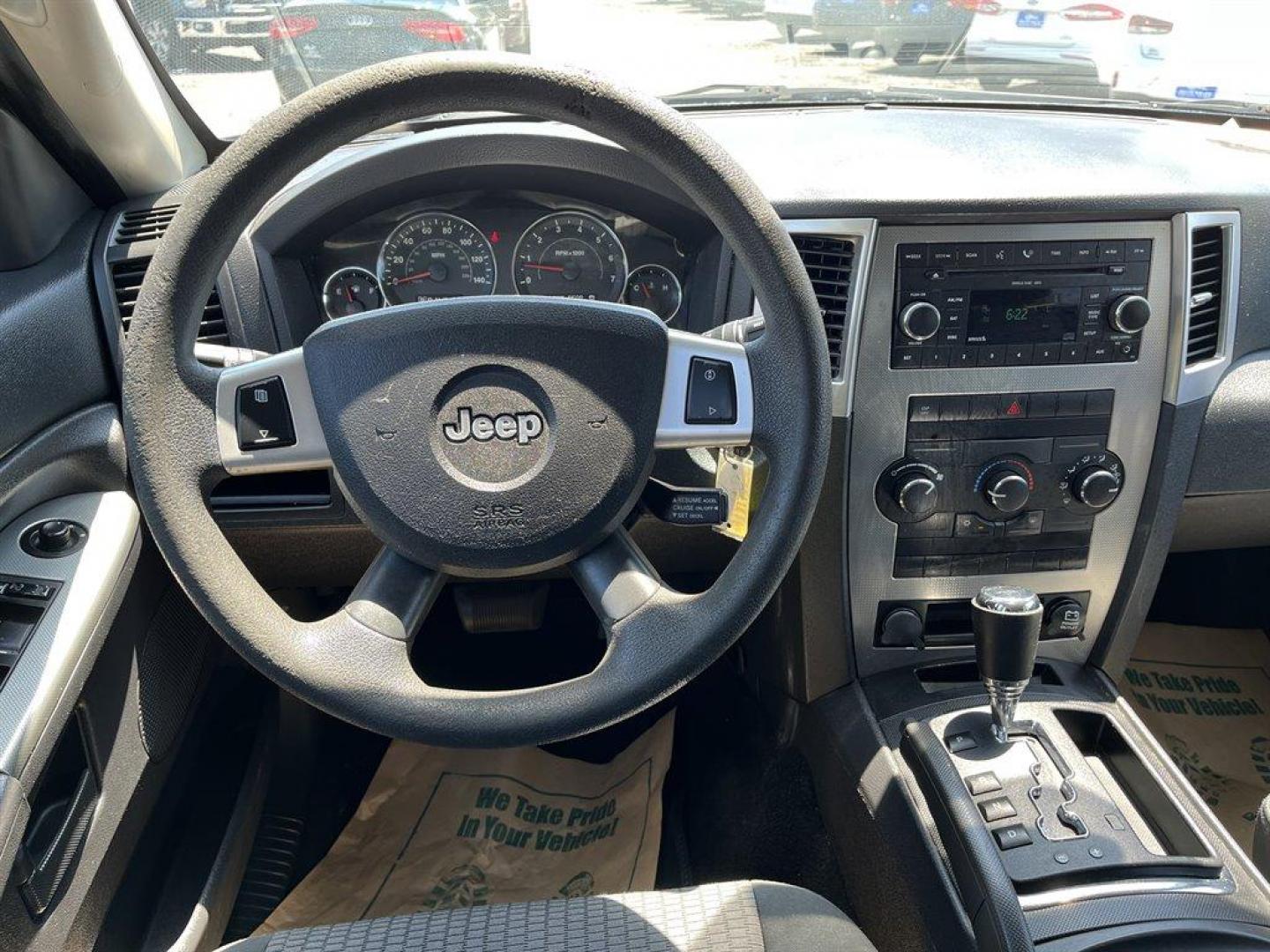 2008 Silver /Grey Jeep Grand Cherokee Laredo 4WD (1J8GR48K68C) with an 3.7l V6 MPI 3.7l engine, Automatic transmission, located at 745 East Steele Rd., West Columbia, SC, 29170, (803) 755-9148, 33.927212, -81.148483 - Special Internet Price**CASH CAR** AS IS**AS IS**AS IS** - 2008 JEEP GRAND CHEROKEE - POWER SEATS, BLUETOOTH, **TRANSFER CASE JUST REPLACED, TRANSMISSION HAS LATE SHIFT BETWEEN 3 and 4. ALL OTHER SHIFTING OKAY. WOULD BE IDEL FOR AROUND TOWN DRIVING.......... - Photo#4