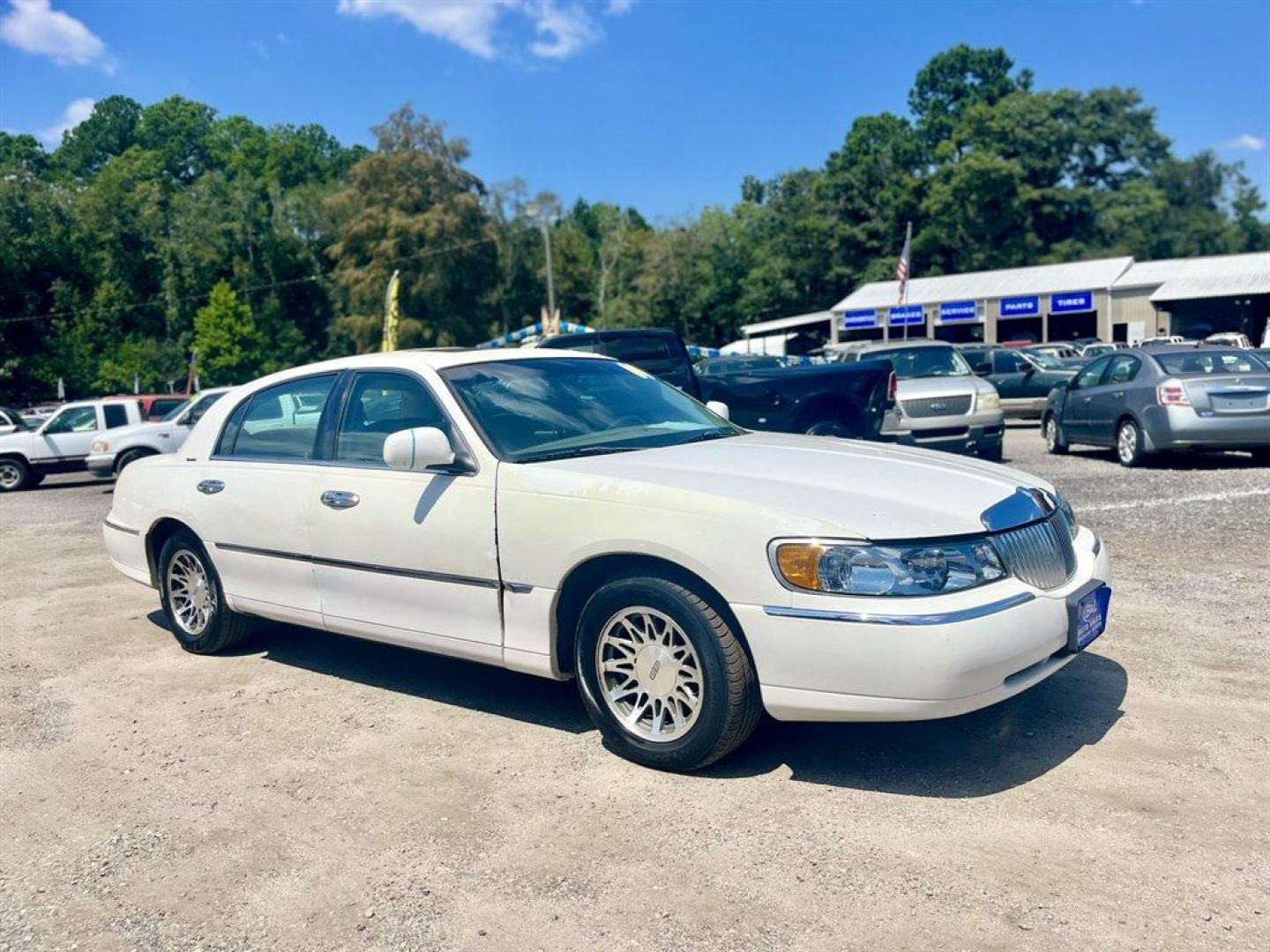 2000 White /Tan Lincoln Town CAR (1LNHM82W4YY) with an 4.6l V8 EFI Sohc 4.6l engine, Automatic transmission, located at 745 East Steele Rd., West Columbia, SC, 29170, (803) 755-9148, 33.927212, -81.148483 - Special Internet Price! 2000 Lincoln Town Car with AM/FM radio, Cruise control, Leather interior, Sunroof, Powered front seats, Powered windows, Powered door locks, Plus more! - Photo#3