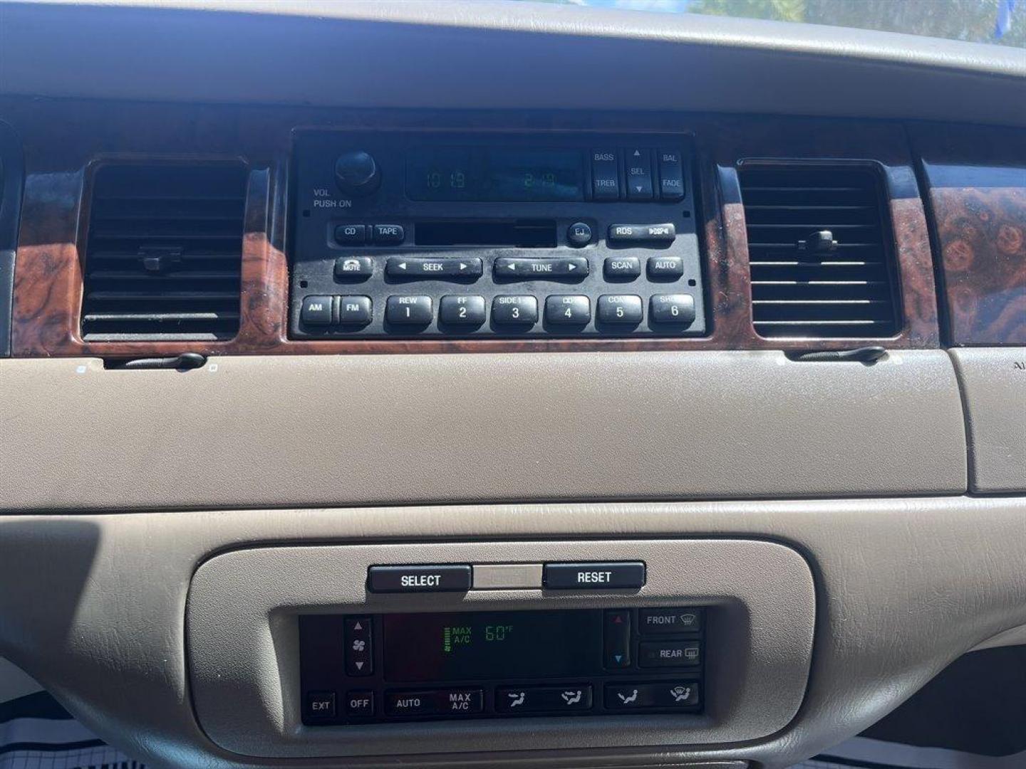 2000 White /Tan Lincoln Town CAR (1LNHM82W4YY) with an 4.6l V8 EFI Sohc 4.6l engine, Automatic transmission, located at 745 East Steele Rd., West Columbia, SC, 29170, (803) 755-9148, 33.927212, -81.148483 - Special Internet Price! 2000 Lincoln Town Car with AM/FM radio, Cruise control, Leather interior, Sunroof, Powered front seats, Powered windows, Powered door locks, Plus more! - Photo#9