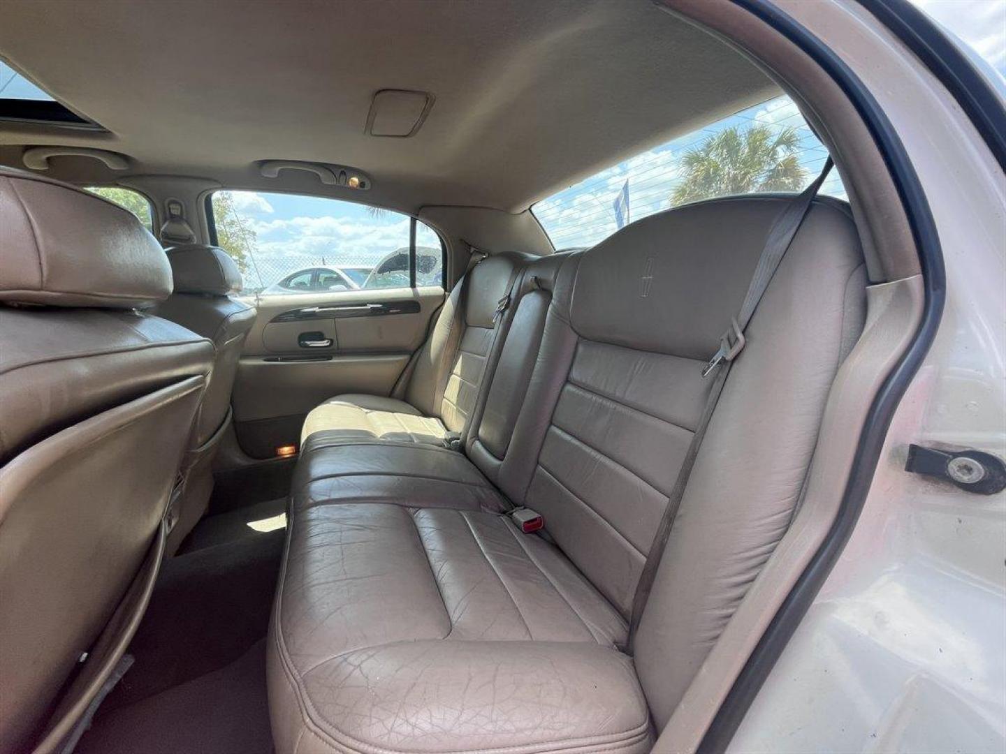 2000 White /Tan Lincoln Town CAR (1LNHM82W4YY) with an 4.6l V8 EFI Sohc 4.6l engine, Automatic transmission, located at 745 East Steele Rd., West Columbia, SC, 29170, (803) 755-9148, 33.927212, -81.148483 - Special Internet Price! 2000 Lincoln Town Car with AM/FM radio, Cruise control, Leather interior, Sunroof, Powered front seats, Powered windows, Powered door locks, Plus more! - Photo#17