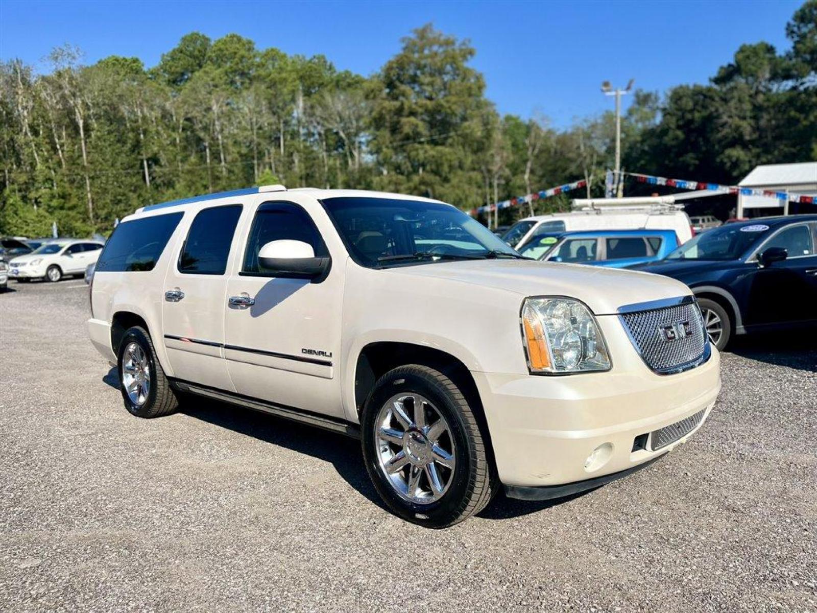 2010 White /Tan GMC Yukon XL (1GKUCMEFXAR) with an 6.2l V8 SFI OHV Flex 6.2l engine, Automatic transmission, located at 745 East Steele Rd., West Columbia, SC, 29170, (803) 755-9148, 33.927212, -81.148483 - 2010 GMC Yukon XL 1500 Denali with Bluetooth, Navigation, Backup Camera, Cruise control, Leather interior, Powered driver seat, 3rd Row seating, third row 50/50 split-bench 3-passenger, Air conditioning, Remote vehicle starter system, Remote Keyless Entry, Rear entertainment, Plus more! - Photo #3