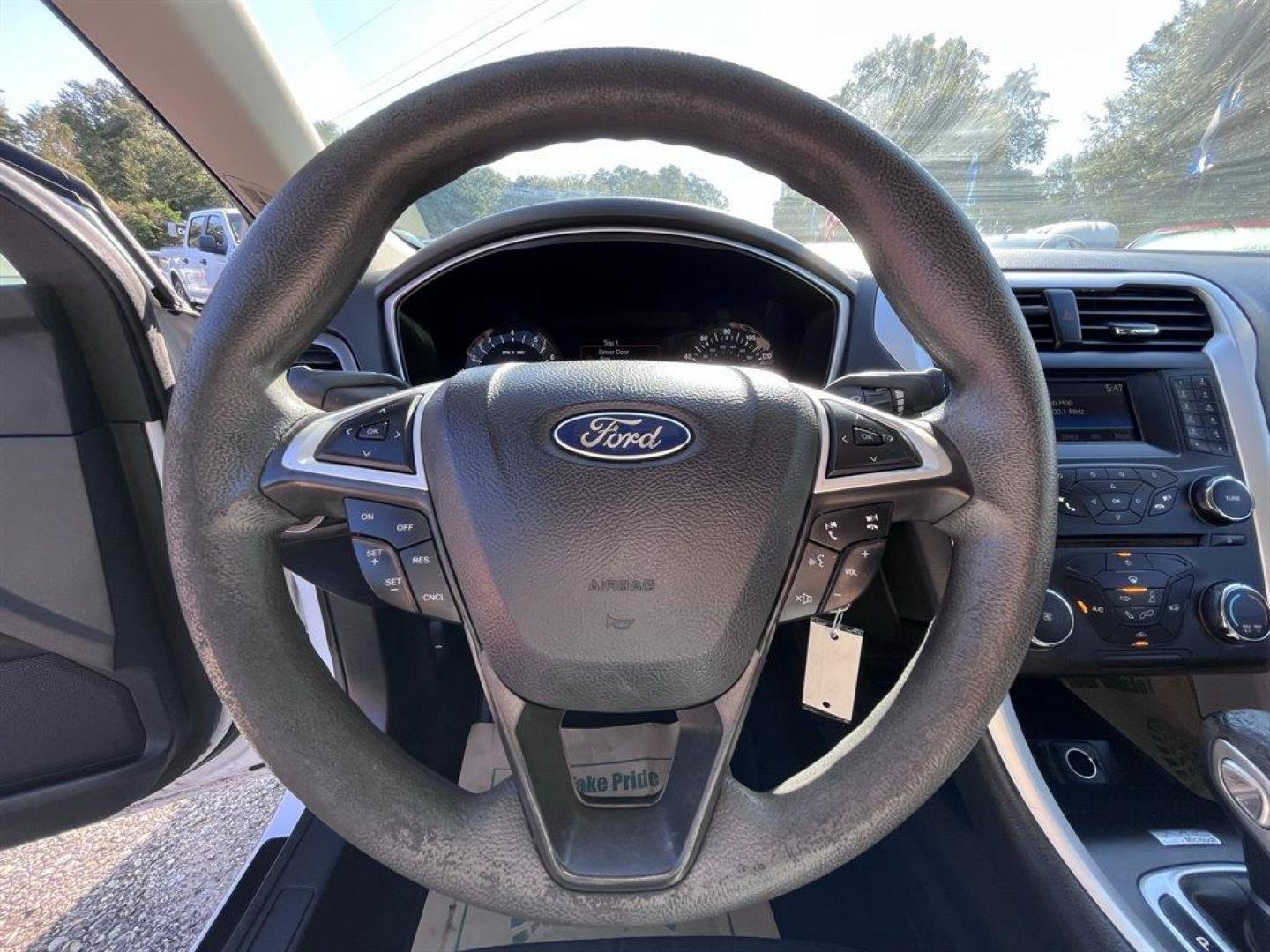 2015 White /Black Ford Fusion (3FA6P0H79FR) with an 2.5l I-4 Smpi Dohc 2.5l engine, Automatic transmission, located at 745 East Steele Rd., West Columbia, SC, 29170, (803) 755-9148, 33.927212, -81.148483 - Special Interent Price! 2015 Ford Fusion with AM/FM Stereo/MP3/Single-CD, Bluetooth, Manual Air Conditioning, Cruise Control, Remote Keyless Entry, Cloth interior, Rear 60-40 Folding Bench, Front powered seats, Plus more! - Photo#5