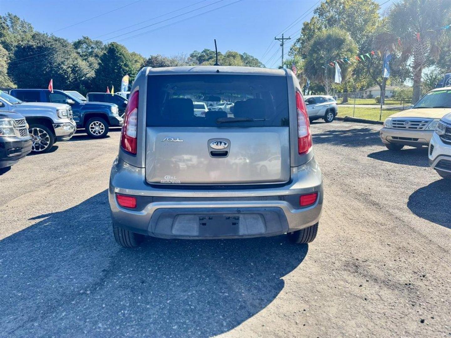 2013 Grey /Black Kia Soul (KNDJT2A59D7) with an 1.6l I-4 MPI Dohc 1.6l engine, Automatic transmission, located at 745 East Steele Rd., West Columbia, SC, 29170, (803) 755-9148, 33.927212, -81.148483 - Special Internet Price! 2013 Kia Soul - Photo#4