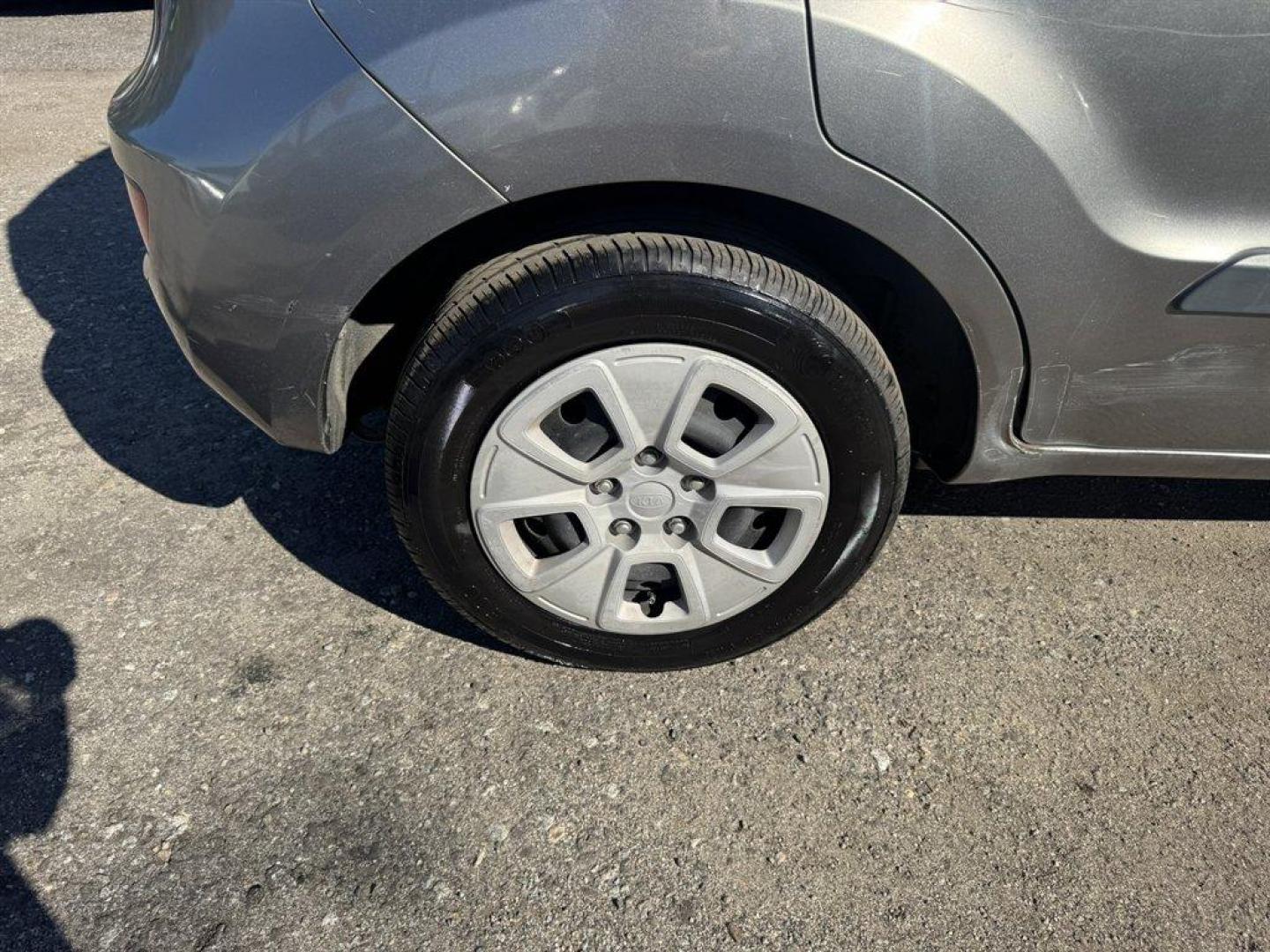 2013 Grey /Black Kia Soul (KNDJT2A59D7) with an 1.6l I-4 MPI Dohc 1.6l engine, Automatic transmission, located at 745 East Steele Rd., West Columbia, SC, 29170, (803) 755-9148, 33.927212, -81.148483 - Special Internet Price! 2013 Kia Soul - Photo#25