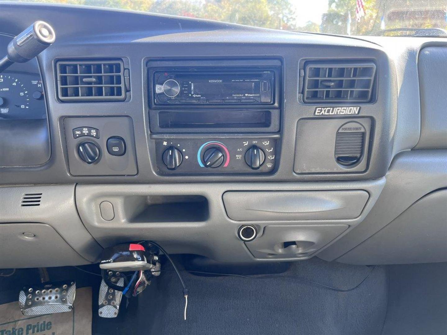 2002 Blue /Grey Ford Excursion (1FMNU41SX2E) with an 6.8l V10 EFI Sohc 6.8l engine, Auto transmission, located at 745 East Steele Rd., West Columbia, SC, 29170, (803) 755-9148, 33.927212, -81.148483 - $1,700.00 Down Payment! - Photo#10