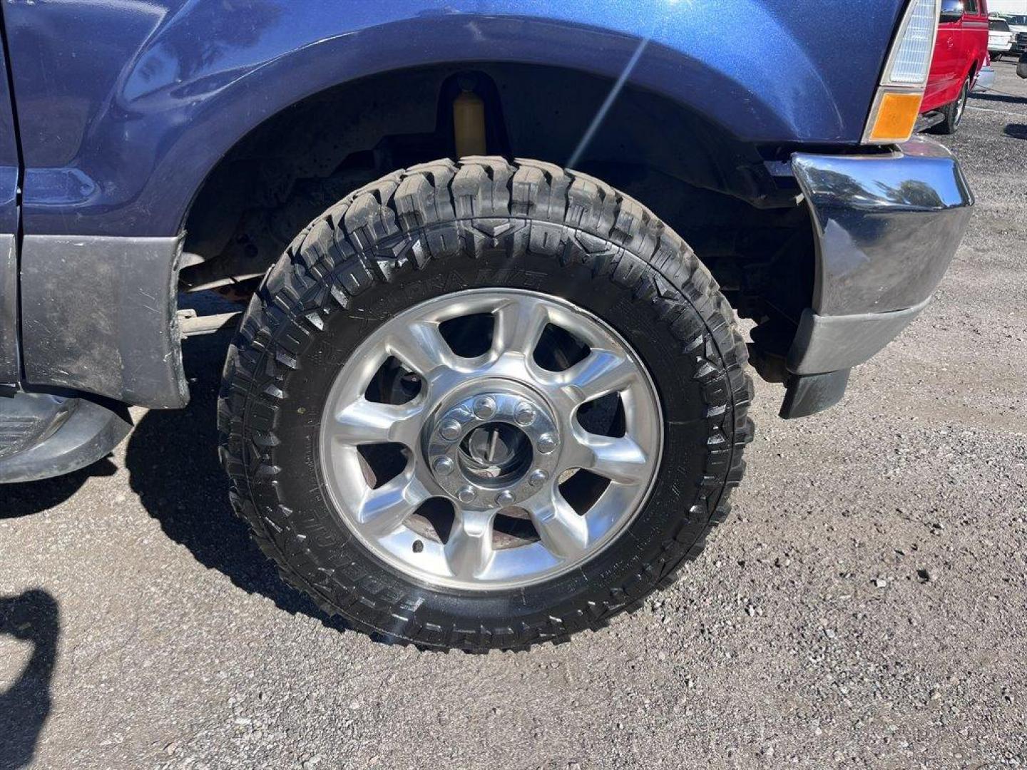 2002 Blue /Grey Ford Excursion (1FMNU41SX2E) with an 6.8l V10 EFI Sohc 6.8l engine, Auto transmission, located at 745 East Steele Rd., West Columbia, SC, 29170, (803) 755-9148, 33.927212, -81.148483 - $1,700.00 Down Payment! - Photo#28