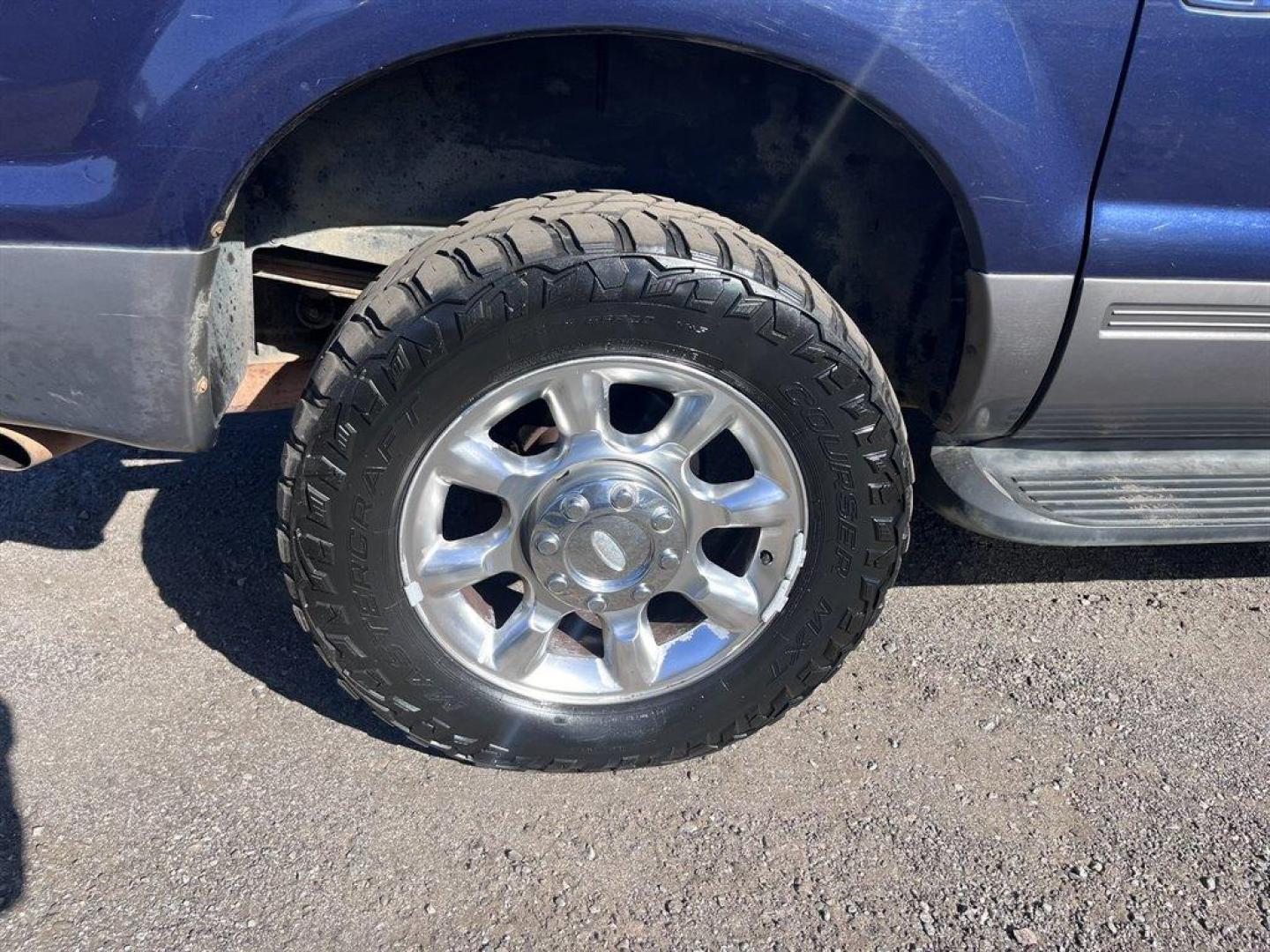 2002 Blue /Grey Ford Excursion (1FMNU41SX2E) with an 6.8l V10 EFI Sohc 6.8l engine, Auto transmission, located at 745 East Steele Rd., West Columbia, SC, 29170, (803) 755-9148, 33.927212, -81.148483 - $1,700.00 Down Payment! - Photo#29