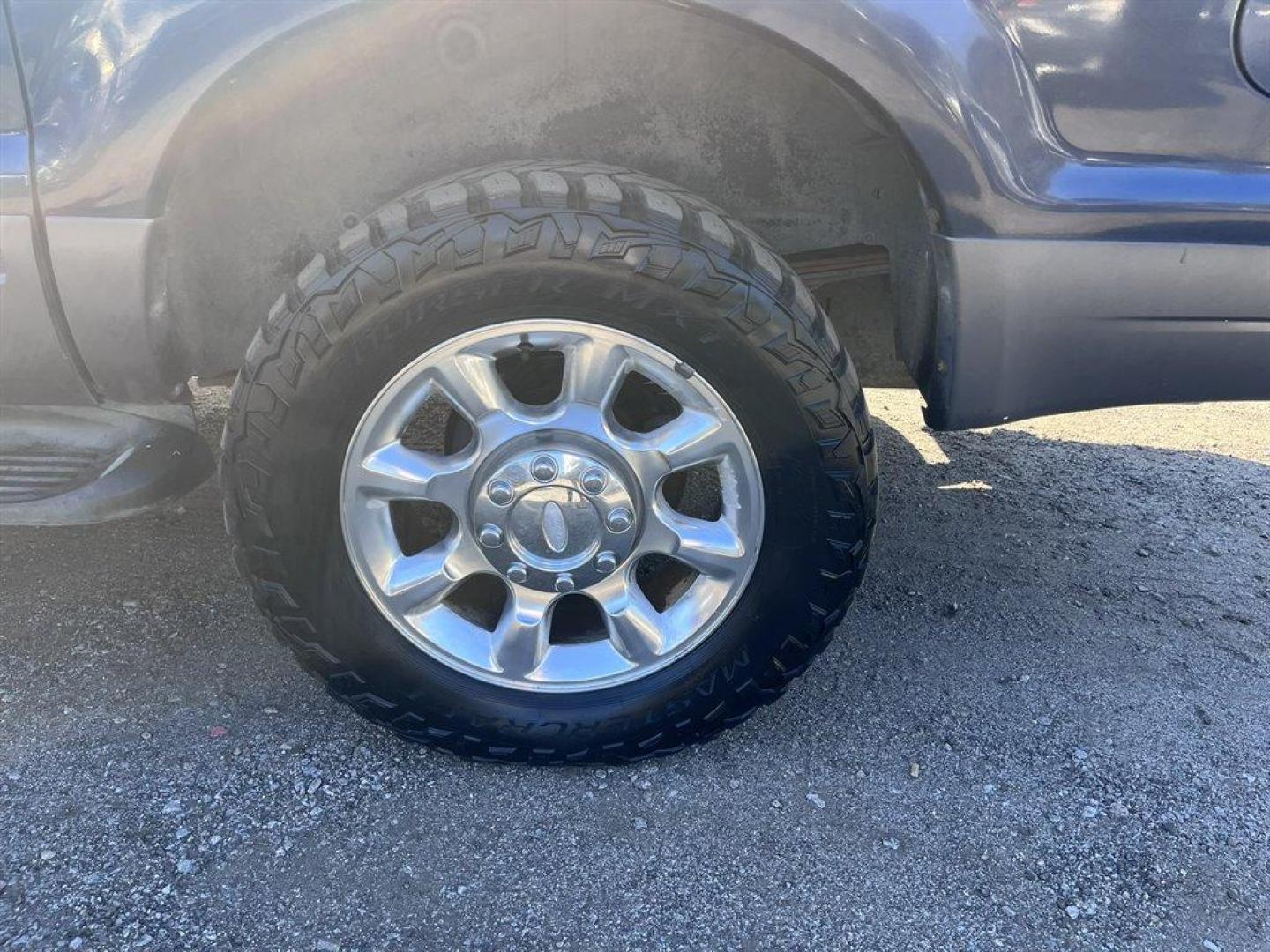 2002 Blue /Grey Ford Excursion (1FMNU41SX2E) with an 6.8l V10 EFI Sohc 6.8l engine, Auto transmission, located at 745 East Steele Rd., West Columbia, SC, 29170, (803) 755-9148, 33.927212, -81.148483 - $1,700.00 Down Payment! - Photo#30