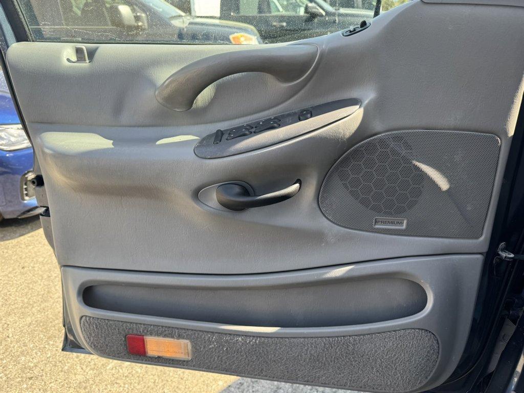 1999 Blue /Grey Ford Expedition (1FMRU1769XL) with an 4.6l V8 EFI Sohc 4.6l engine, Auto transmission, located at 745 East Steele Rd., West Columbia, SC, 29170, (803) 755-9148, 33.927212, -81.148483 - Photo#14