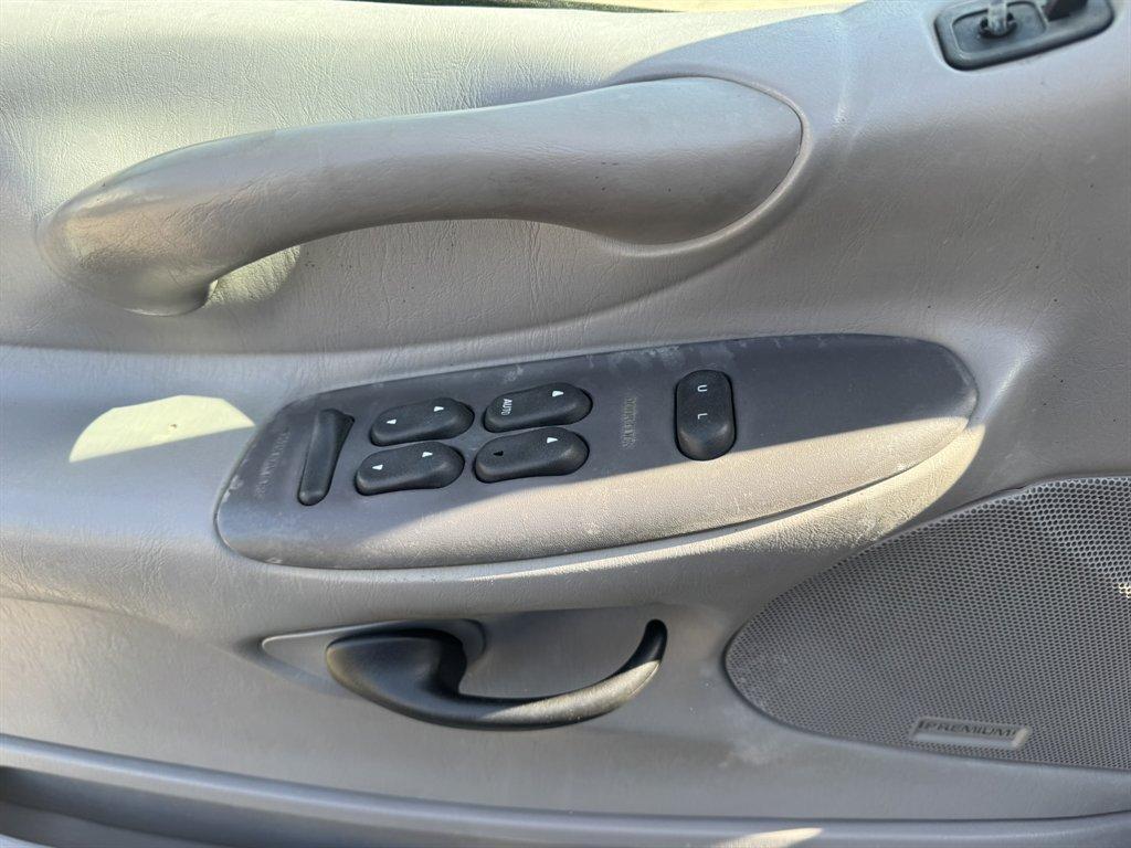 1999 Blue /Grey Ford Expedition (1FMRU1769XL) with an 4.6l V8 EFI Sohc 4.6l engine, Auto transmission, located at 745 East Steele Rd., West Columbia, SC, 29170, (803) 755-9148, 33.927212, -81.148483 - Photo#15