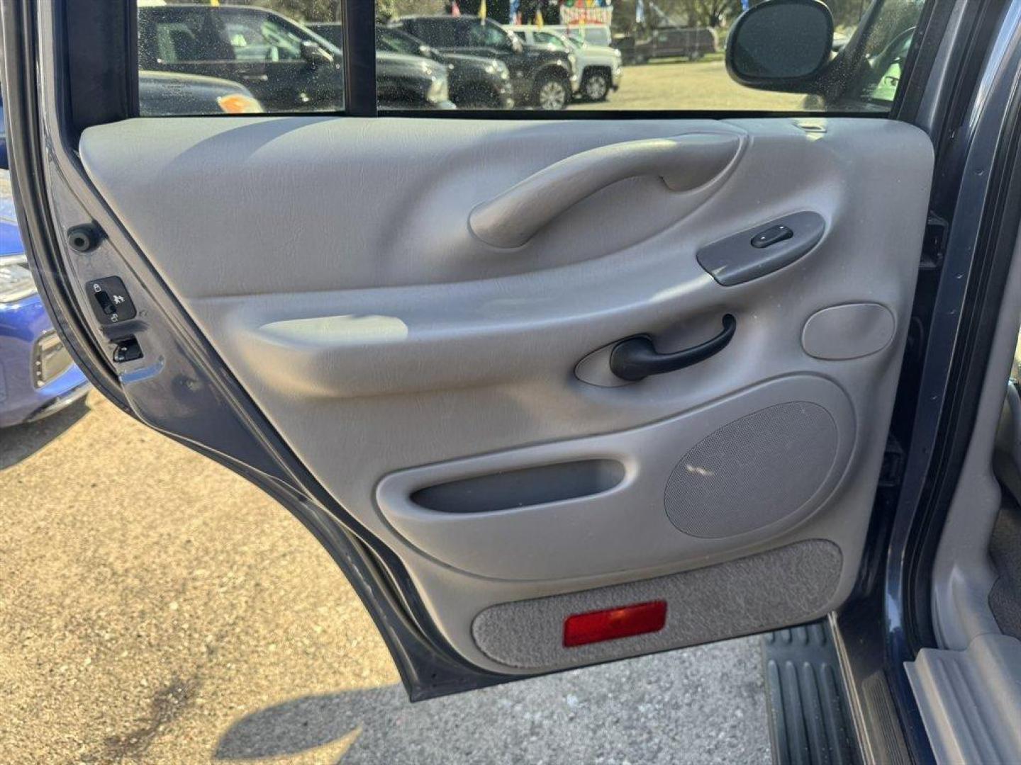 1999 Blue /Grey Ford Expedition (1FMRU1769XL) with an 4.6l V8 EFI Sohc 4.6l engine, Auto transmission, located at 745 East Steele Rd., West Columbia, SC, 29170, (803) 755-9148, 33.927212, -81.148483 - Photo#18