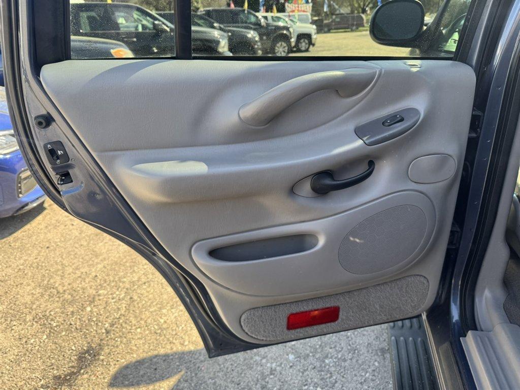 1999 Blue /Grey Ford Expedition (1FMRU1769XL) with an 4.6l V8 EFI Sohc 4.6l engine, Auto transmission, located at 745 East Steele Rd., West Columbia, SC, 29170, (803) 755-9148, 33.927212, -81.148483 - Photo#18