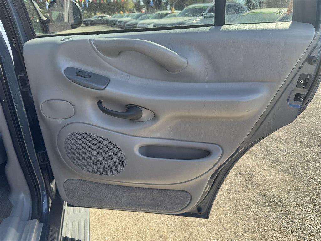 1999 Blue /Grey Ford Expedition (1FMRU1769XL) with an 4.6l V8 EFI Sohc 4.6l engine, Auto transmission, located at 745 East Steele Rd., West Columbia, SC, 29170, (803) 755-9148, 33.927212, -81.148483 - Photo#20