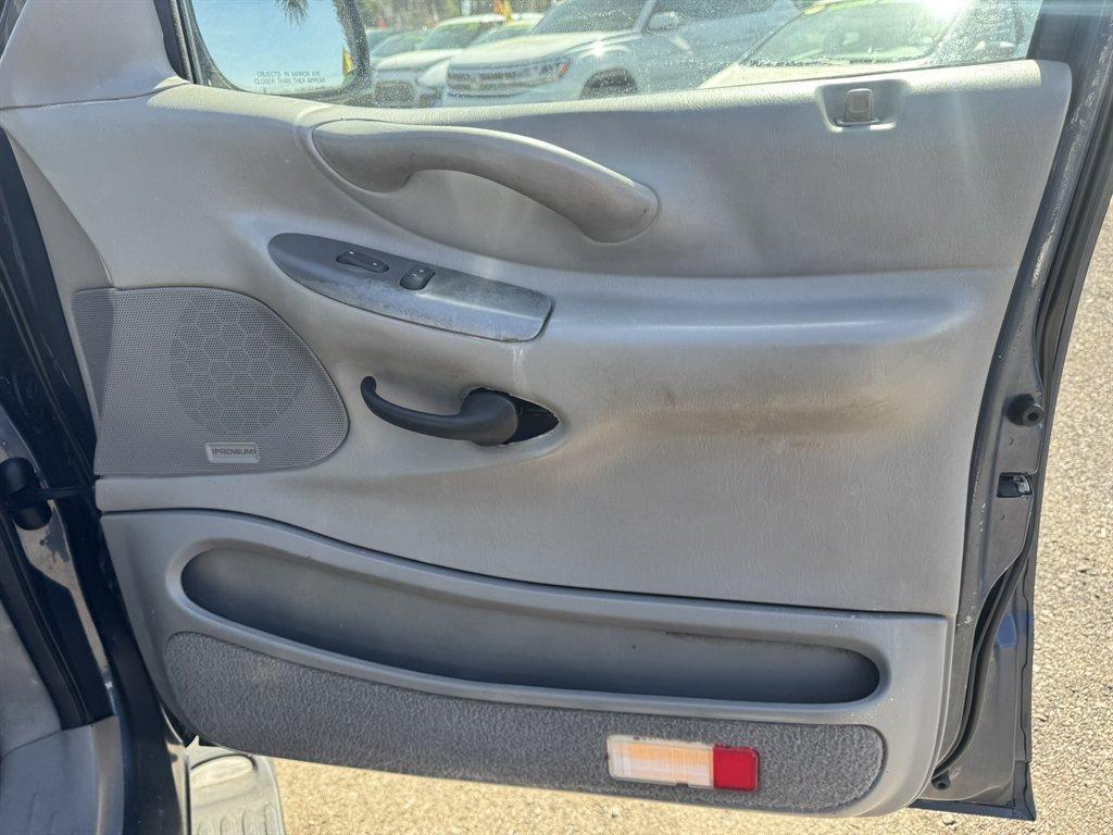 1999 Blue /Grey Ford Expedition (1FMRU1769XL) with an 4.6l V8 EFI Sohc 4.6l engine, Auto transmission, located at 745 East Steele Rd., West Columbia, SC, 29170, (803) 755-9148, 33.927212, -81.148483 - Photo#22