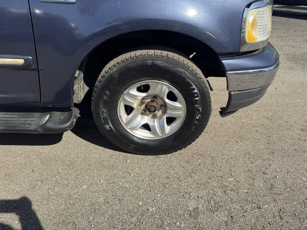 1999 Blue /Grey Ford Expedition (1FMRU1769XL) with an 4.6l V8 EFI Sohc 4.6l engine, Auto transmission, located at 745 East Steele Rd., West Columbia, SC, 29170, (803) 755-9148, 33.927212, -81.148483 - Photo#27