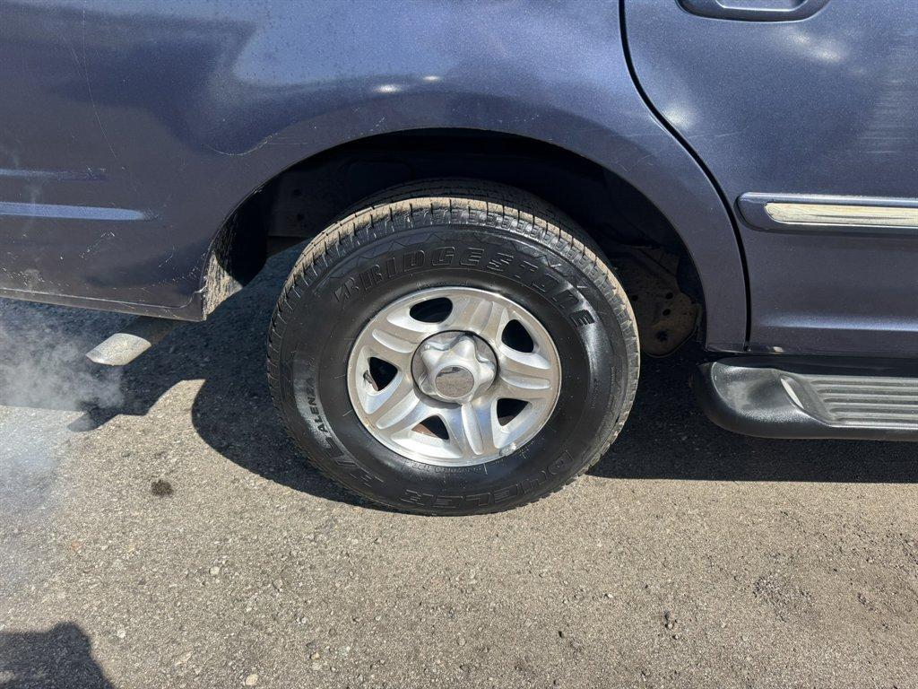 1999 Blue /Grey Ford Expedition (1FMRU1769XL) with an 4.6l V8 EFI Sohc 4.6l engine, Auto transmission, located at 745 East Steele Rd., West Columbia, SC, 29170, (803) 755-9148, 33.927212, -81.148483 - Photo#28