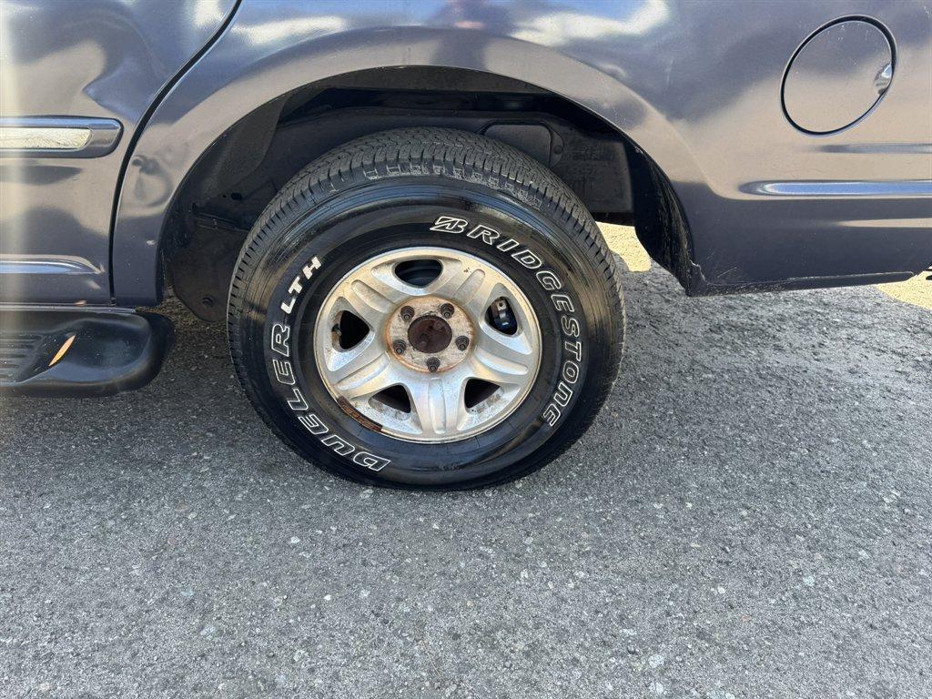 1999 Blue /Grey Ford Expedition (1FMRU1769XL) with an 4.6l V8 EFI Sohc 4.6l engine, Auto transmission, located at 745 East Steele Rd., West Columbia, SC, 29170, (803) 755-9148, 33.927212, -81.148483 - Photo#29