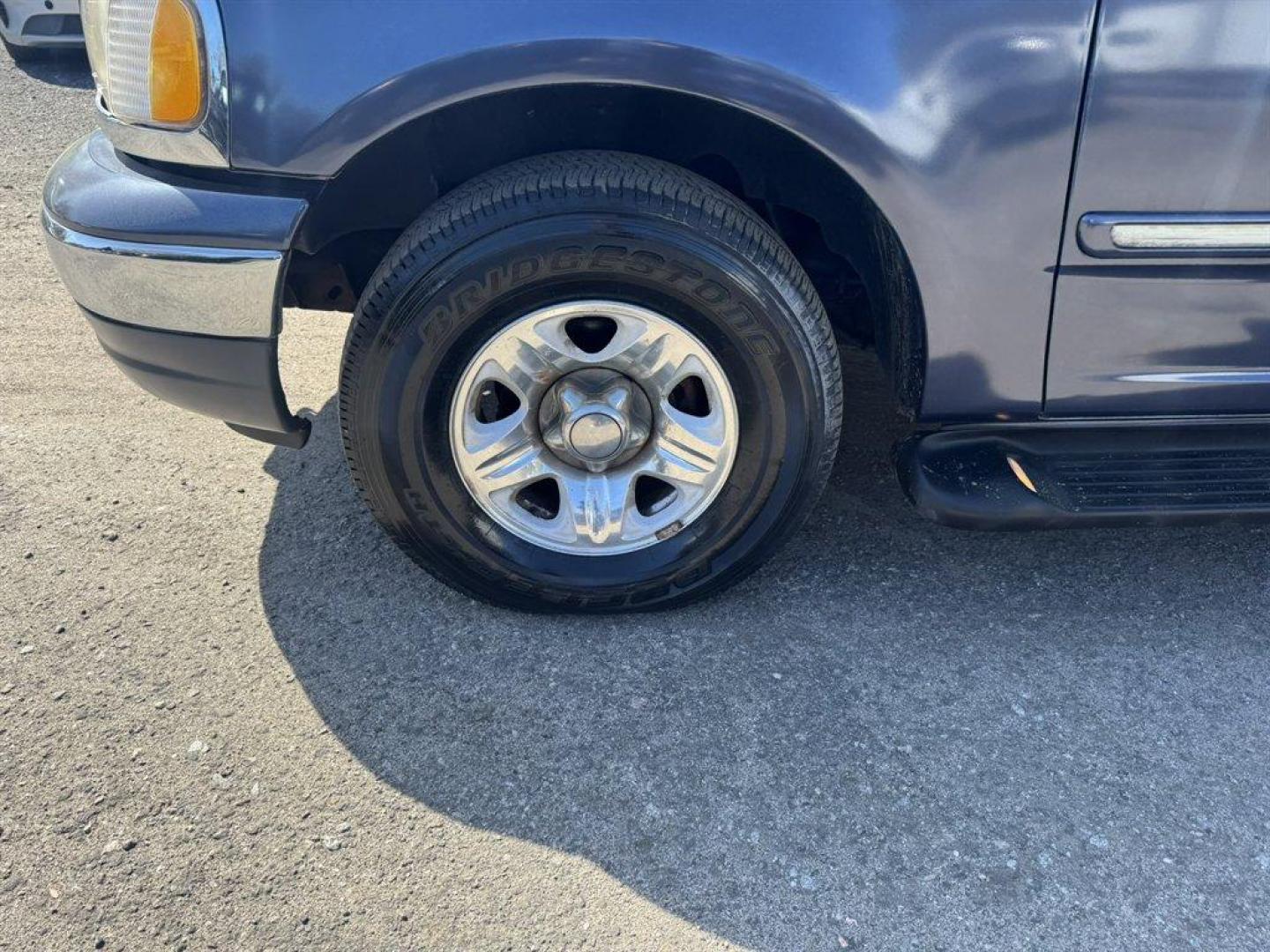 1999 Blue /Grey Ford Expedition (1FMRU1769XL) with an 4.6l V8 EFI Sohc 4.6l engine, Auto transmission, located at 745 East Steele Rd., West Columbia, SC, 29170, (803) 755-9148, 33.927212, -81.148483 - Photo#30
