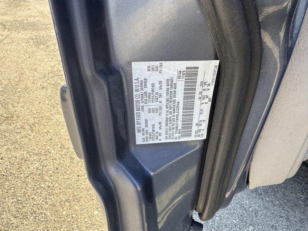 1999 Blue /Grey Ford Expedition (1FMRU1769XL) with an 4.6l V8 EFI Sohc 4.6l engine, Auto transmission, located at 745 East Steele Rd., West Columbia, SC, 29170, (803) 755-9148, 33.927212, -81.148483 - Photo#31