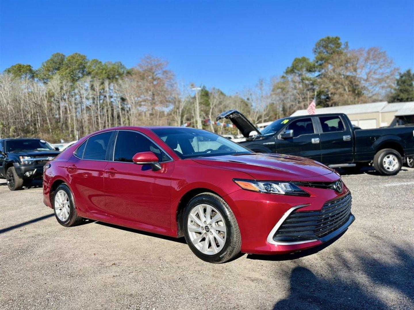 2021 Burgundy /Black Toyota Camry (4T1C11AK0MU) with an 2.5l I-4 DI Dohc 2.5l engine, Automatic transmission, located at 745 East Steele Rd., West Columbia, SC, 29170, (803) 755-9148, 33.927212, -81.148483 - Special Internet Price! 2021 Toyota Camry LE with Bluetooth, 7 touch-screen, SiriusXM 3-month All Access trial, Cruise control, Backup camera, Remote Keyless Entry, Manual Air Conditioning, Cloth interior, Powered driver seat, Rear 60-40 Folding Bench, Powered windows, Powered door locks, Plus more - Photo#3