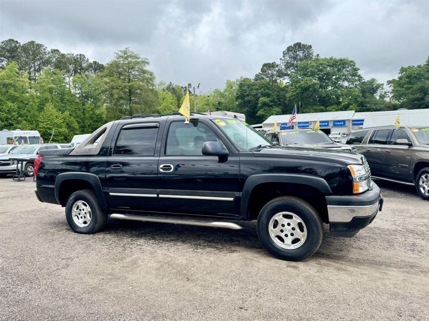 2006 Black /Grey Chevrolet Avalanche (3GNEC12ZX6G) with an 5.3l V8 SFI Flex 5.3l engine, Automatic transmission, located at 745 East Steele Rd., West Columbia, SC, 29170, (803) 755-9148, 33.927212, -81.148483 - Photo#2