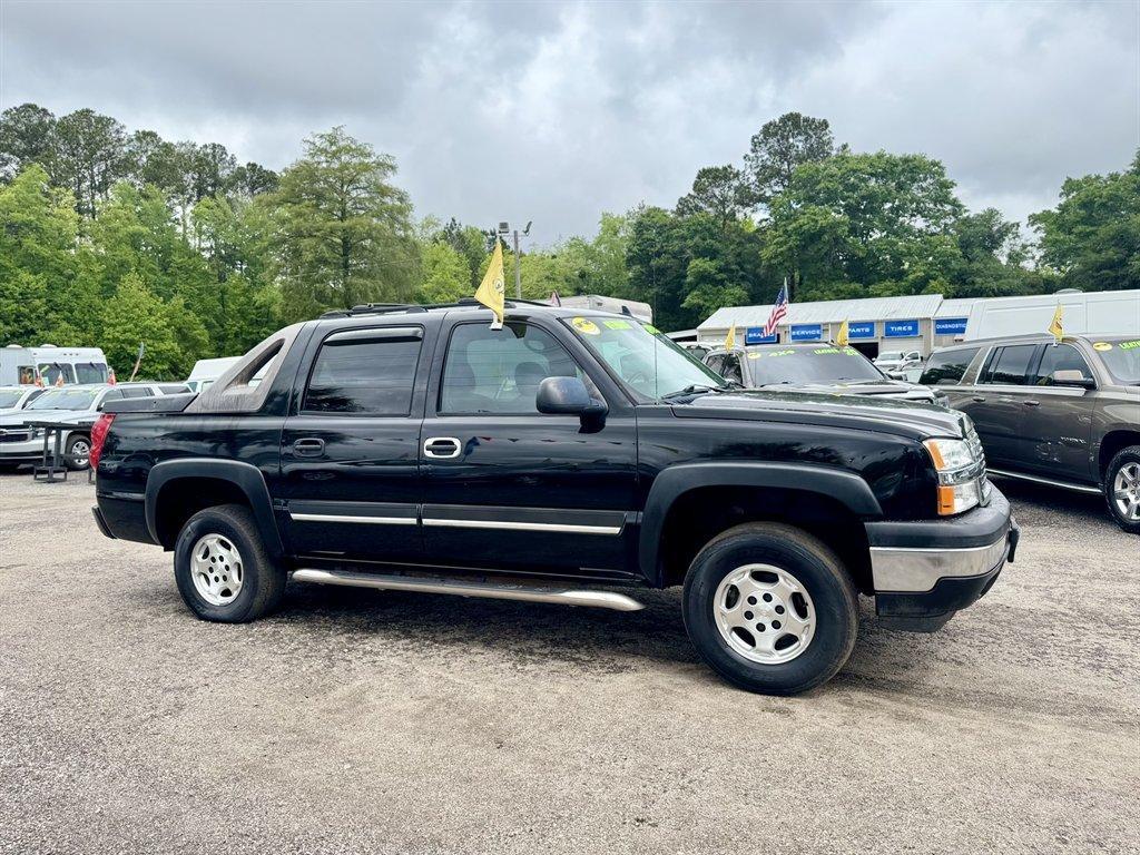 2006 Black /Grey Chevrolet Avalanche (3GNEC12ZX6G) with an 5.3l V8 SFI Flex 5.3l engine, Automatic transmission, located at 745 East Steele Rd., West Columbia, SC, 29170, (803) 755-9148, 33.927212, -81.148483 - Photo#2