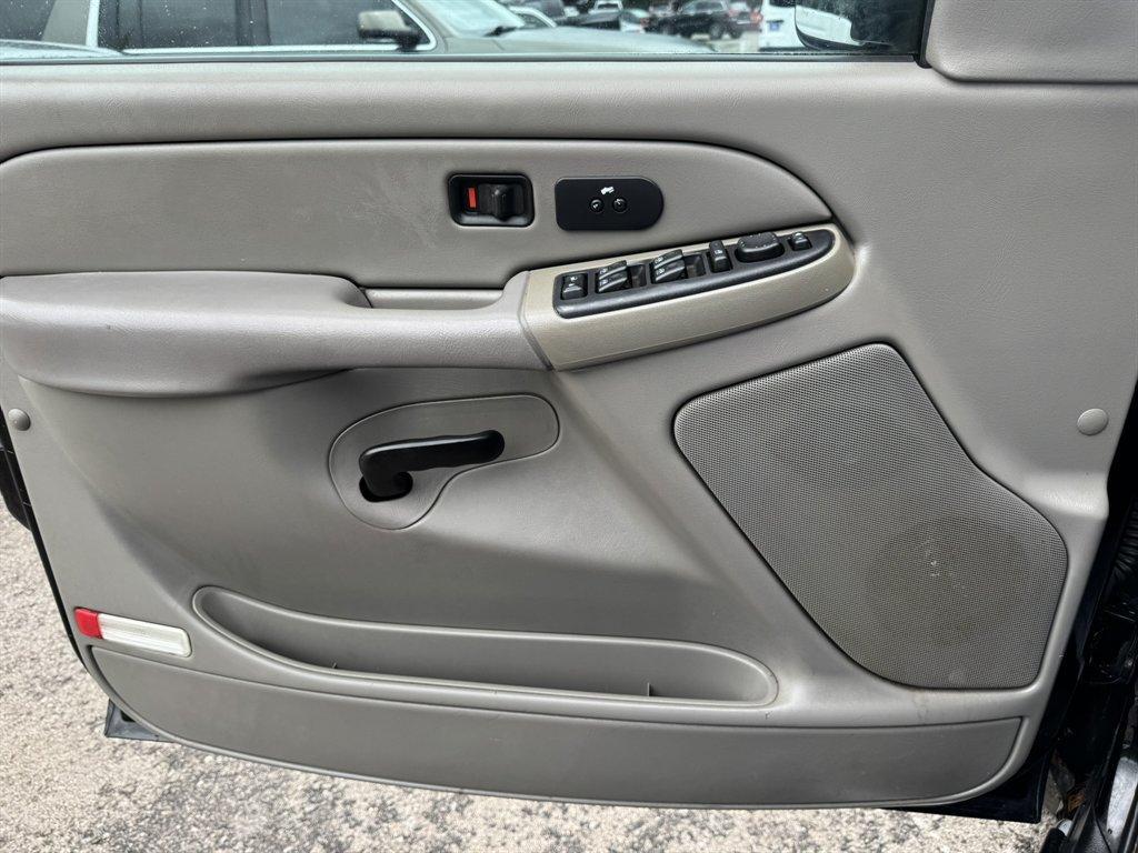 2006 Black /Grey Chevrolet Avalanche (3GNEC12ZX6G) with an 5.3l V8 SFI Flex 5.3l engine, Automatic transmission, located at 745 East Steele Rd., West Columbia, SC, 29170, (803) 755-9148, 33.927212, -81.148483 - Photo#12