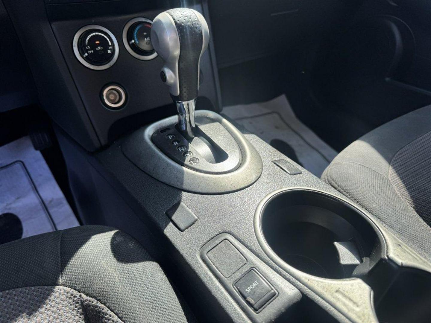 2013 White /Black Nissan Rogue (JN8AS5MT1DW) with an 2.5l I-4 MPI Dohc 2.5l engine, Automatic transmission, located at 745 East Steele Rd., West Columbia, SC, 29170, (803) 755-9148, 33.927212, -81.148483 - Photo#12