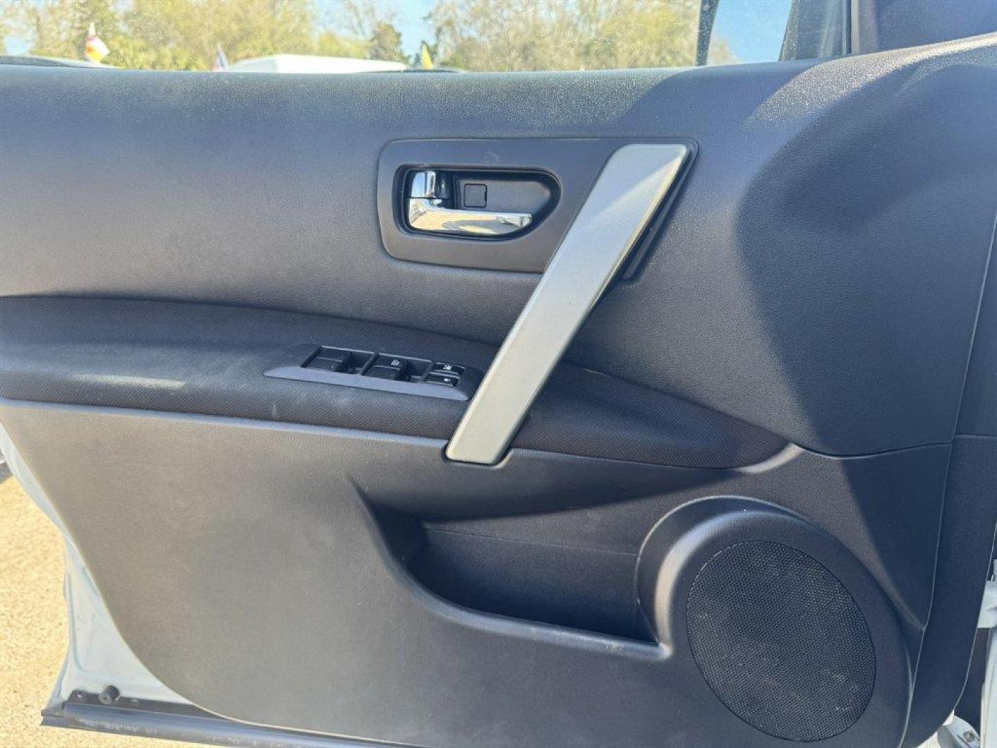 2013 White /Black Nissan Rogue (JN8AS5MT1DW) with an 2.5l I-4 MPI Dohc 2.5l engine, Automatic transmission, located at 745 East Steele Rd., West Columbia, SC, 29170, (803) 755-9148, 33.927212, -81.148483 - Photo#14