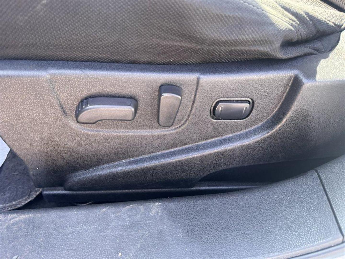 2013 White /Black Nissan Rogue (JN8AS5MT1DW) with an 2.5l I-4 MPI Dohc 2.5l engine, Automatic transmission, located at 745 East Steele Rd., West Columbia, SC, 29170, (803) 755-9148, 33.927212, -81.148483 - Photo#17