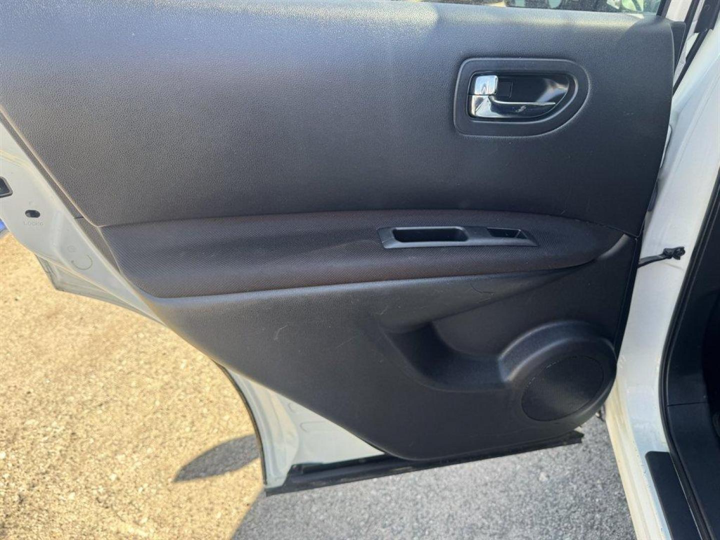 2013 White /Black Nissan Rogue (JN8AS5MT1DW) with an 2.5l I-4 MPI Dohc 2.5l engine, Automatic transmission, located at 745 East Steele Rd., West Columbia, SC, 29170, (803) 755-9148, 33.927212, -81.148483 - Photo#18