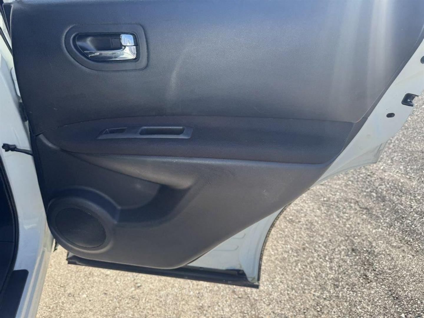 2013 White /Black Nissan Rogue (JN8AS5MT1DW) with an 2.5l I-4 MPI Dohc 2.5l engine, Automatic transmission, located at 745 East Steele Rd., West Columbia, SC, 29170, (803) 755-9148, 33.927212, -81.148483 - Photo#20