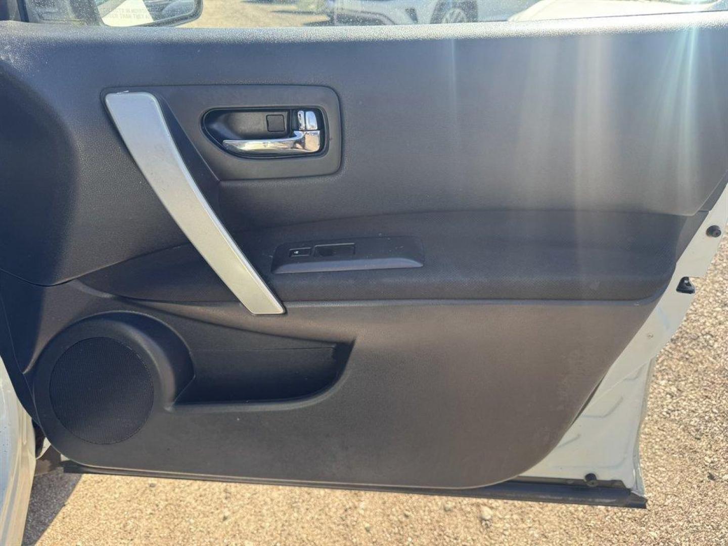 2013 White /Black Nissan Rogue (JN8AS5MT1DW) with an 2.5l I-4 MPI Dohc 2.5l engine, Automatic transmission, located at 745 East Steele Rd., West Columbia, SC, 29170, (803) 755-9148, 33.927212, -81.148483 - Photo#22