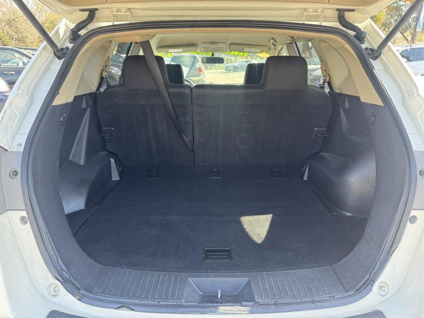 2013 White /Black Nissan Rogue (JN8AS5MT1DW) with an 2.5l I-4 MPI Dohc 2.5l engine, Automatic transmission, located at 745 East Steele Rd., West Columbia, SC, 29170, (803) 755-9148, 33.927212, -81.148483 - Photo#24