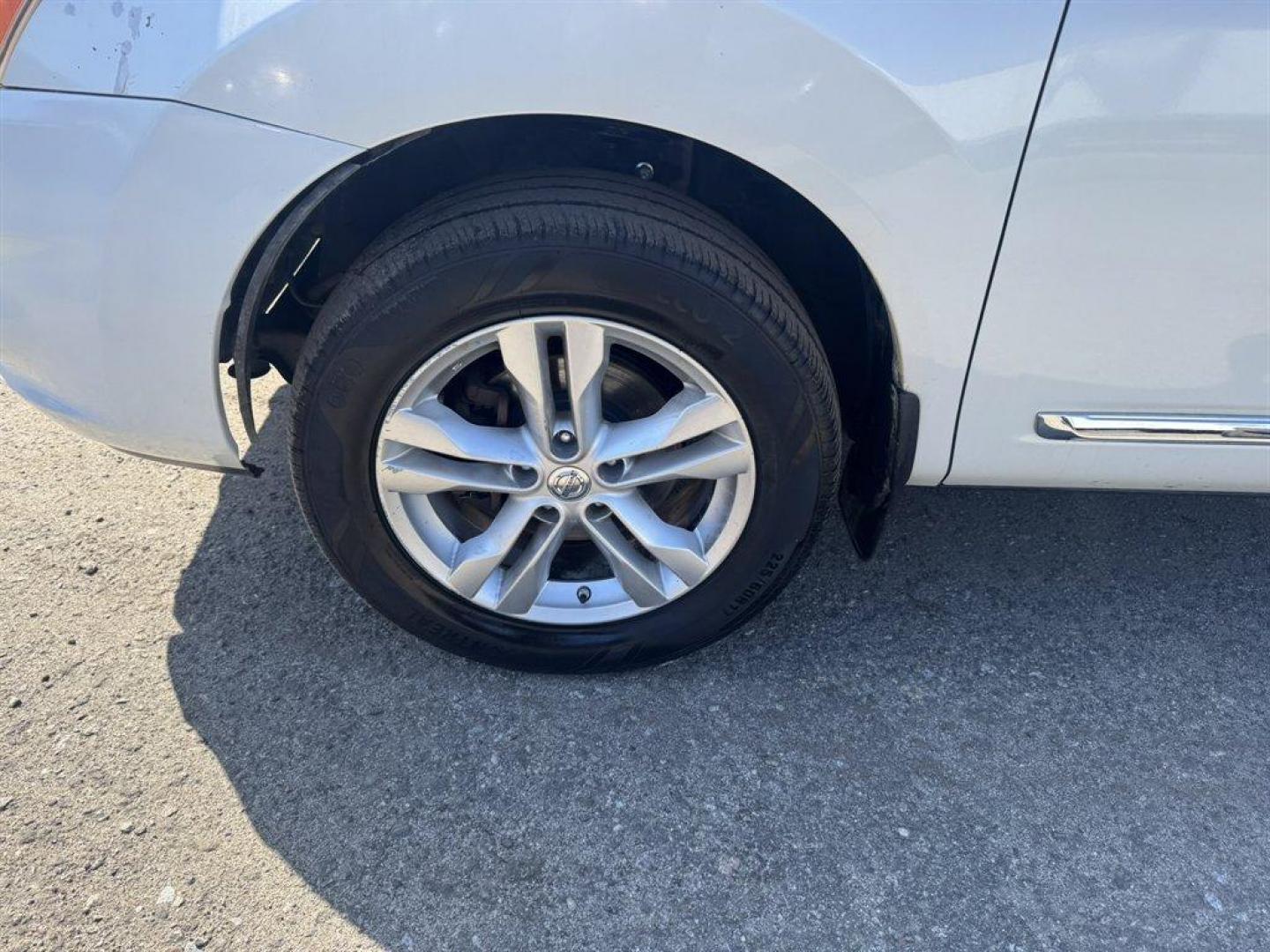 2013 White /Black Nissan Rogue (JN8AS5MT1DW) with an 2.5l I-4 MPI Dohc 2.5l engine, Automatic transmission, located at 745 East Steele Rd., West Columbia, SC, 29170, (803) 755-9148, 33.927212, -81.148483 - Photo#29