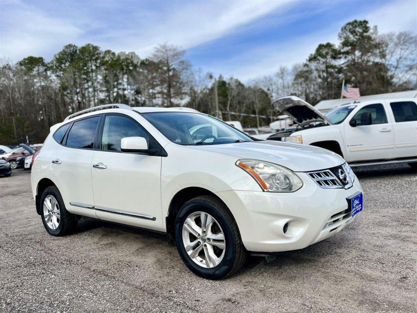 2013 White /Black Nissan Rogue (JN8AS5MT1DW) with an 2.5l I-4 MPI Dohc 2.5l engine, Automatic transmission, located at 745 East Steele Rd., West Columbia, SC, 29170, (803) 755-9148, 33.927212, -81.148483 - Special Internet Price! 2013 Nissan Rogue with AM/FM stereo, AUX port, Backup camera, Cruise control, Front bucket seats, Powered driver seat, Cloth interior, 60/40 split fold-down rear bench seat, Front air conditioning, Remote keyless entry, Plus more! - Photo#3