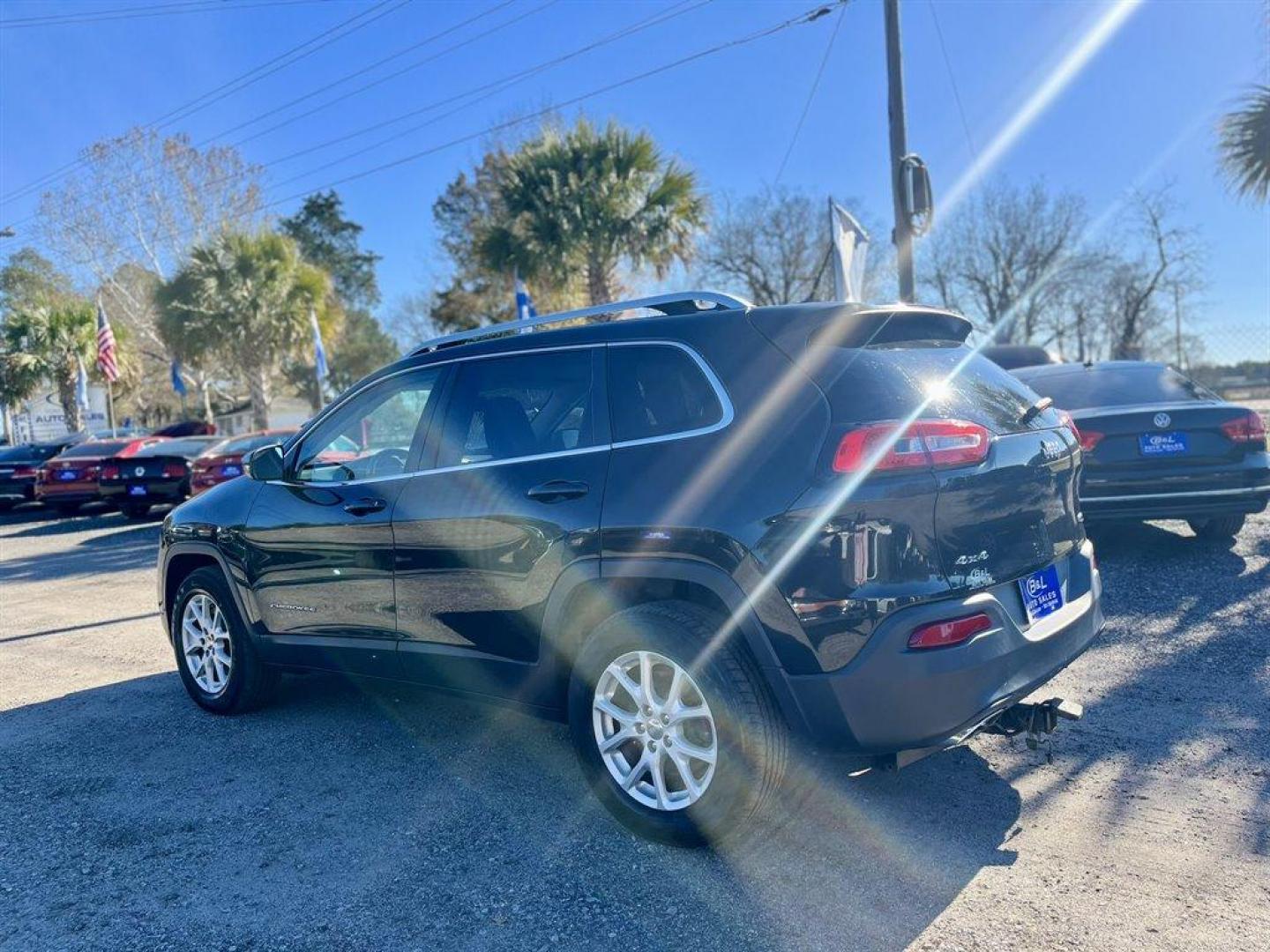 2015 Black /Black Jeep Cherokee (1C4PJMCS6FW) with an 3.2l V6 Smpi Dohc 3.2l engine, Automatic transmission, located at 745 East Steele Rd., West Columbia, SC, 29170, (803) 755-9148, 33.927212, -81.148483 - 2015 Jeep Cherokee Latitude with Bluetooth, Backup Camera, Cruise Control, Manual Air Conditioning, Remote Keyless Entry, Compass, Premium Cloth Bucket Seats, Rear 60-40 Folding Split-Bench, Cargo Area Concealed Storage, Powered Windows, Powered Door Locks, Plus More! - Photo#1