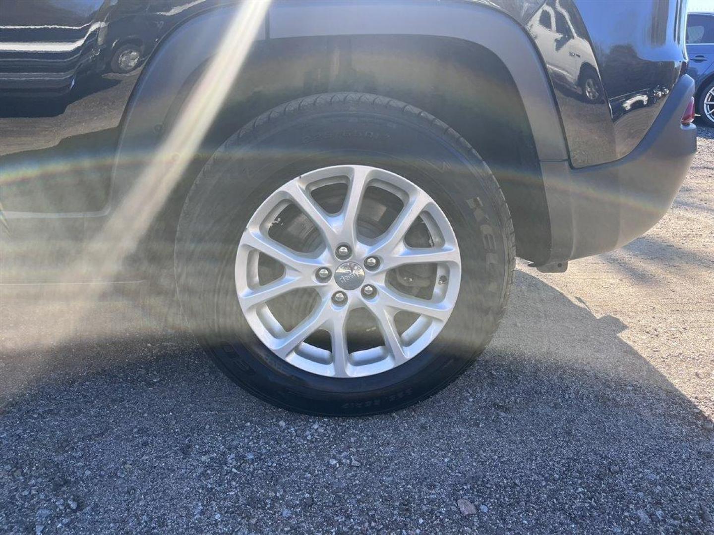 2015 Black /Black Jeep Cherokee (1C4PJMCS6FW) with an 3.2l V6 Smpi Dohc 3.2l engine, Automatic transmission, located at 745 East Steele Rd., West Columbia, SC, 29170, (803) 755-9148, 33.927212, -81.148483 - 2015 Jeep Cherokee Latitude with Bluetooth, Backup Camera, Cruise Control, Manual Air Conditioning, Remote Keyless Entry, Compass, Premium Cloth Bucket Seats, Rear 60-40 Folding Split-Bench, Cargo Area Concealed Storage, Powered Windows, Powered Door Locks, Plus More! - Photo#35