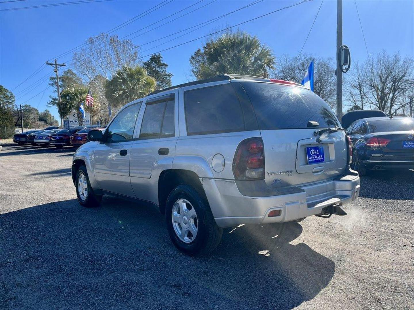 2006 Silver /Grey Chevrolet Trailblazer (1GNDS13S162) with an 4.2l I-6 MPI Dohc 4.2l engine, Automatic transmission, located at 745 East Steele Rd., West Columbia, SC, 29170, (803) 755-9148, 33.927212, -81.148483 - Special Internet Price! 2006 Chevrolet Trailblazer LS with AM/FM stereo with CD player, Cruise control, Sunroof, Powered driver seat, Cloth interior, Rear air, Powered windows, Powered door locks, Plus more! - Photo#1